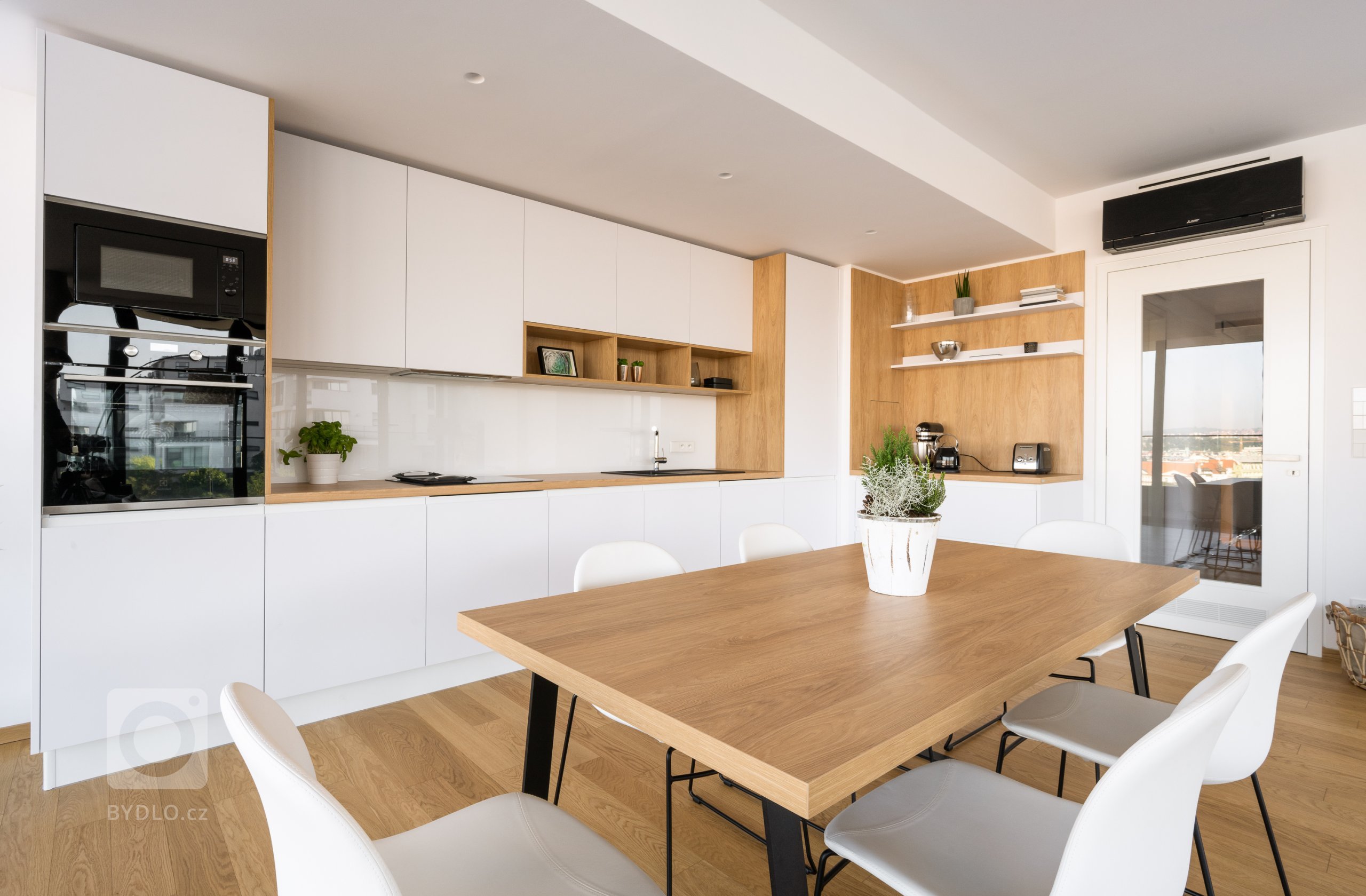 STEJNÝ PŘÍBĚH. NOVÁ RADOST.
Majitelé této realizace viděli u přátel jejich kuchyni Sykora. A dál už to znáte. Inspirovalo je to k návštěvě našeho showroomu,…