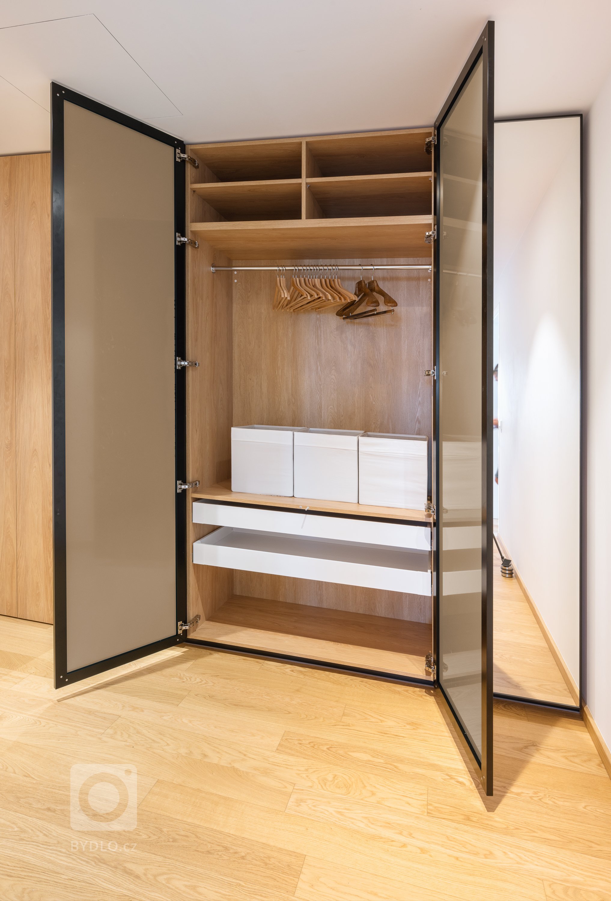 STEJNÝ PŘÍBĚH. NOVÁ RADOST.
Majitelé této realizace viděli u přátel jejich kuchyni Sykora. A dál už to znáte. Inspirovalo je to k návštěvě našeho showroomu,…