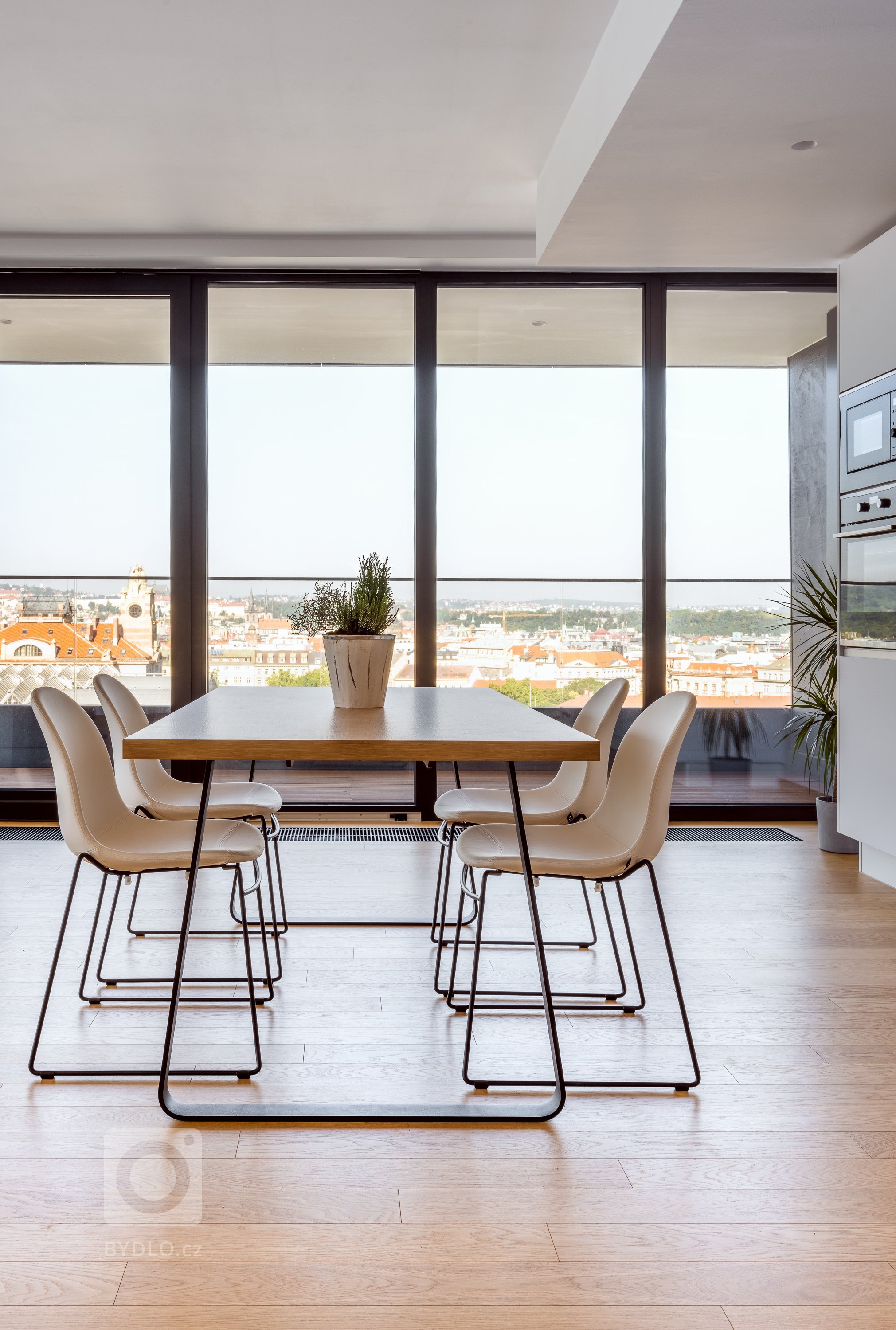 STEJNÝ PŘÍBĚH. NOVÁ RADOST.
Majitelé této realizace viděli u přátel jejich kuchyni Sykora. A dál už to znáte. Inspirovalo je to k návštěvě našeho showroomu,…