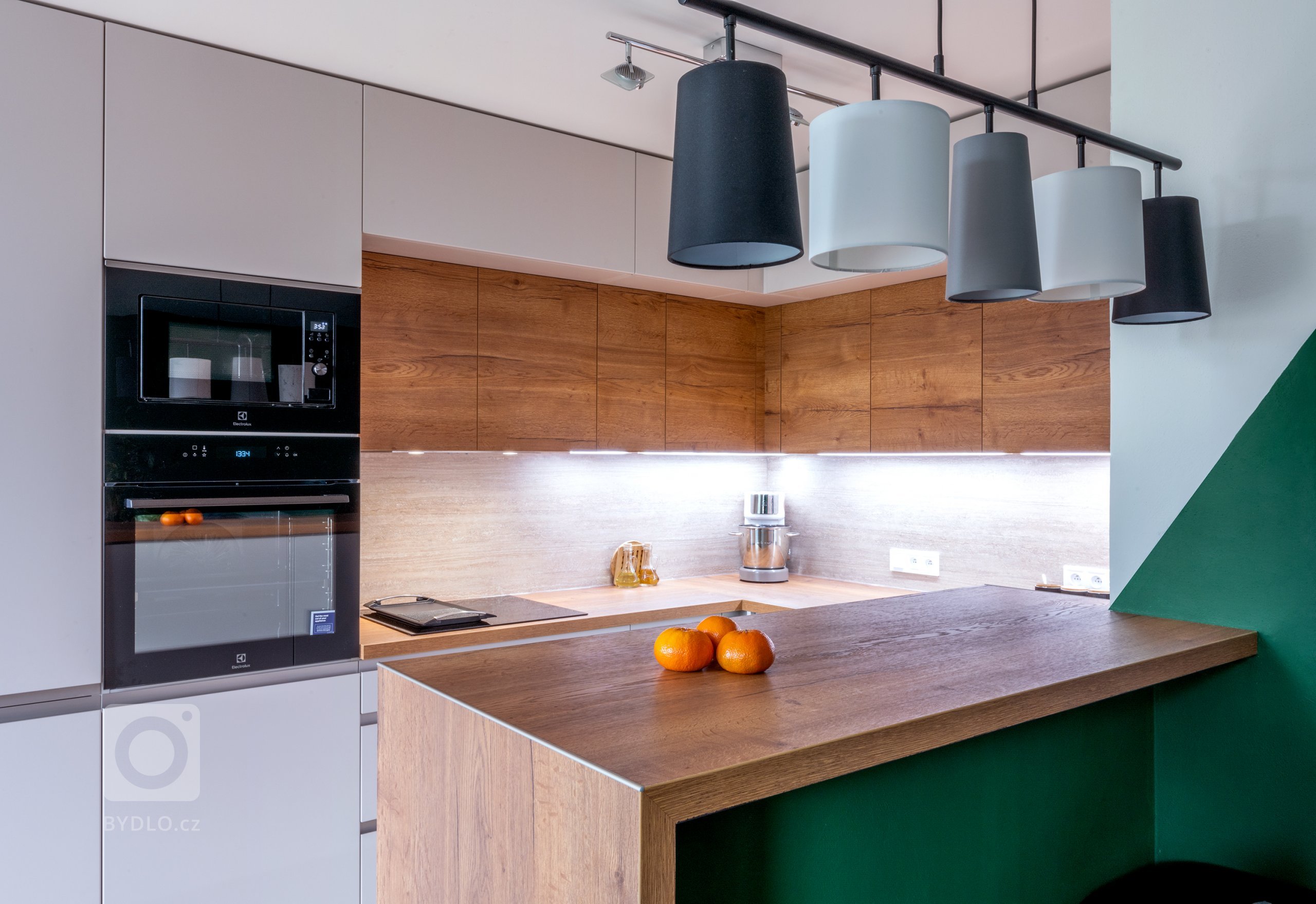 Malé velké potěšení

Ne každému život nadělí stejně, a tam, kde má někdo k dispozici dostatek prostoru, musí jiný promýšlet každý centimetr. Ve výsledku jde…