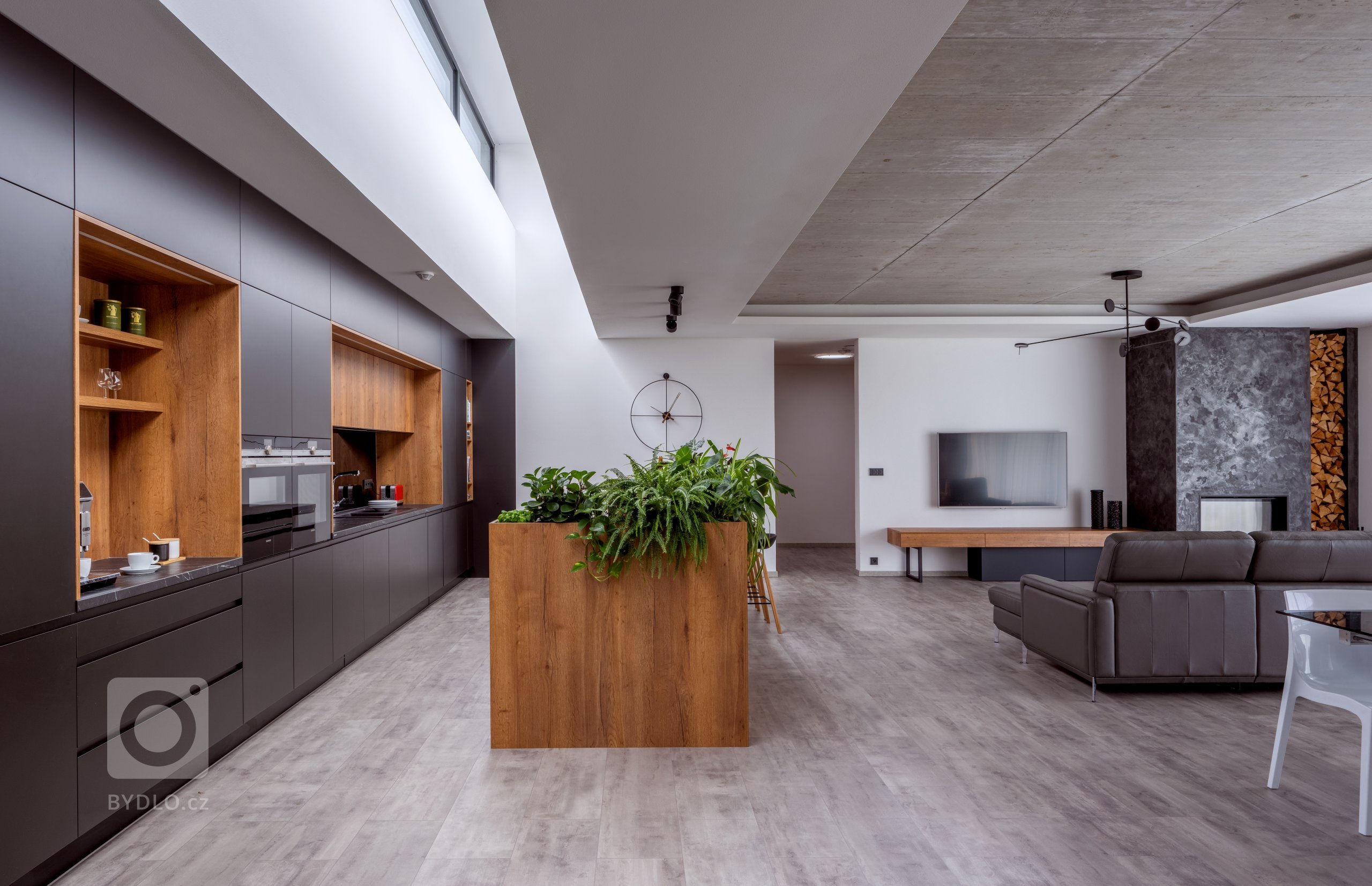 Domov je kuchyně. Kuchyně je domov. 

Jestli je středem našich životů domov, centrem domova je kuchyně. V případě této realizace to platí nejen přeneseně, ale…