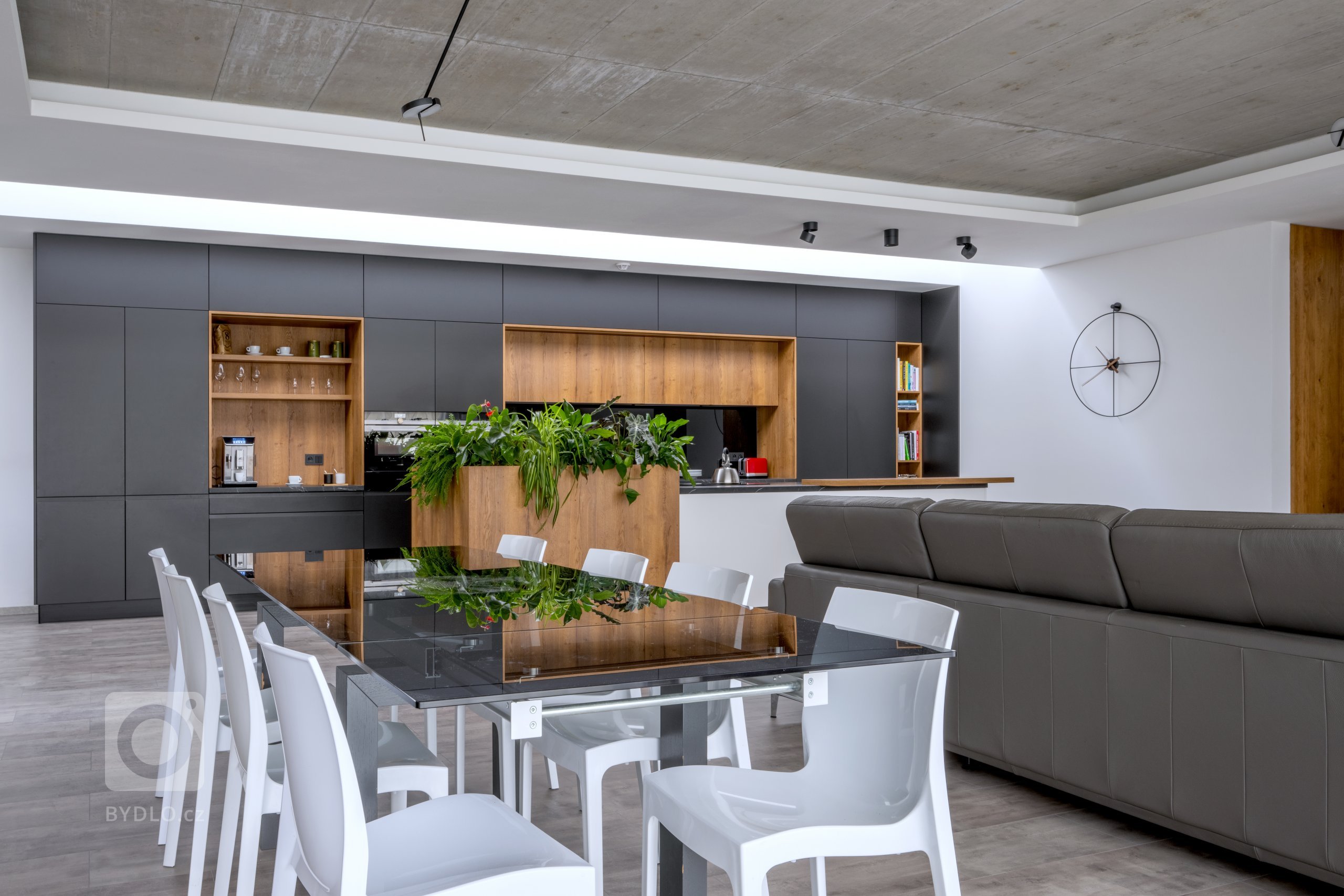 Domov je kuchyně. Kuchyně je domov. 

Jestli je středem našich životů domov, centrem domova je kuchyně. V případě této realizace to platí nejen přeneseně, ale…