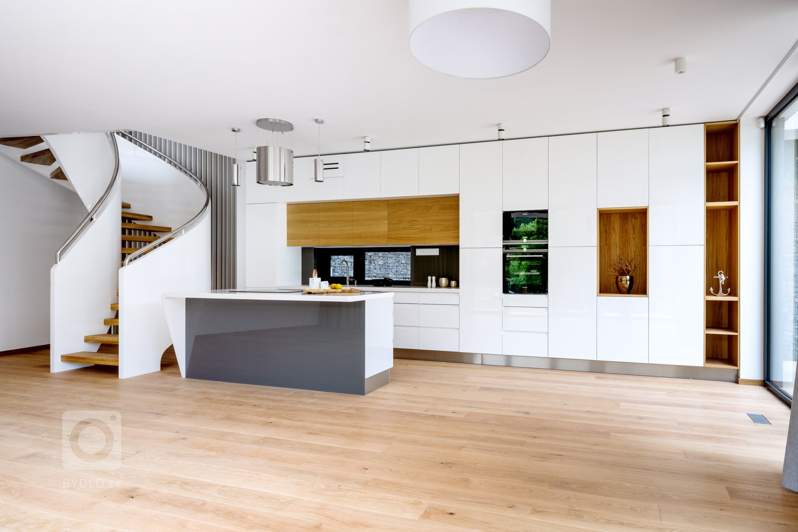 KUCHYNĚ SYKORA - NA VLNÁCH SPLNĚNÝCH PŘEDSTAV.

Být v životě u kormidla znamená nedělat kompromisy a neuznávat ústupky. V bezbřehém světě možností zvolit…