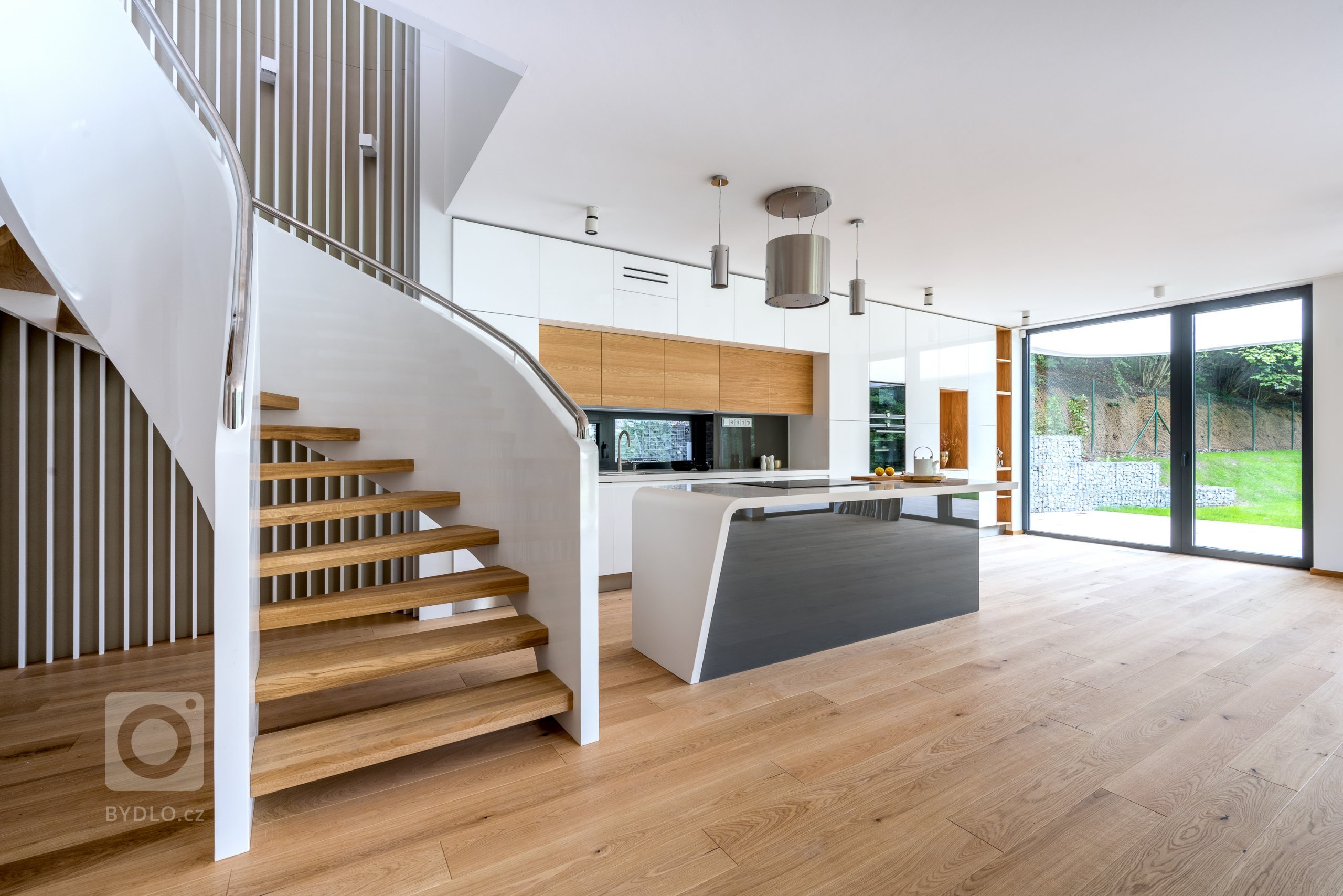 KUCHYNĚ SYKORA - NA VLNÁCH SPLNĚNÝCH PŘEDSTAV.

Být v životě u kormidla znamená nedělat kompromisy a neuznávat ústupky. V bezbřehém světě možností zvolit…