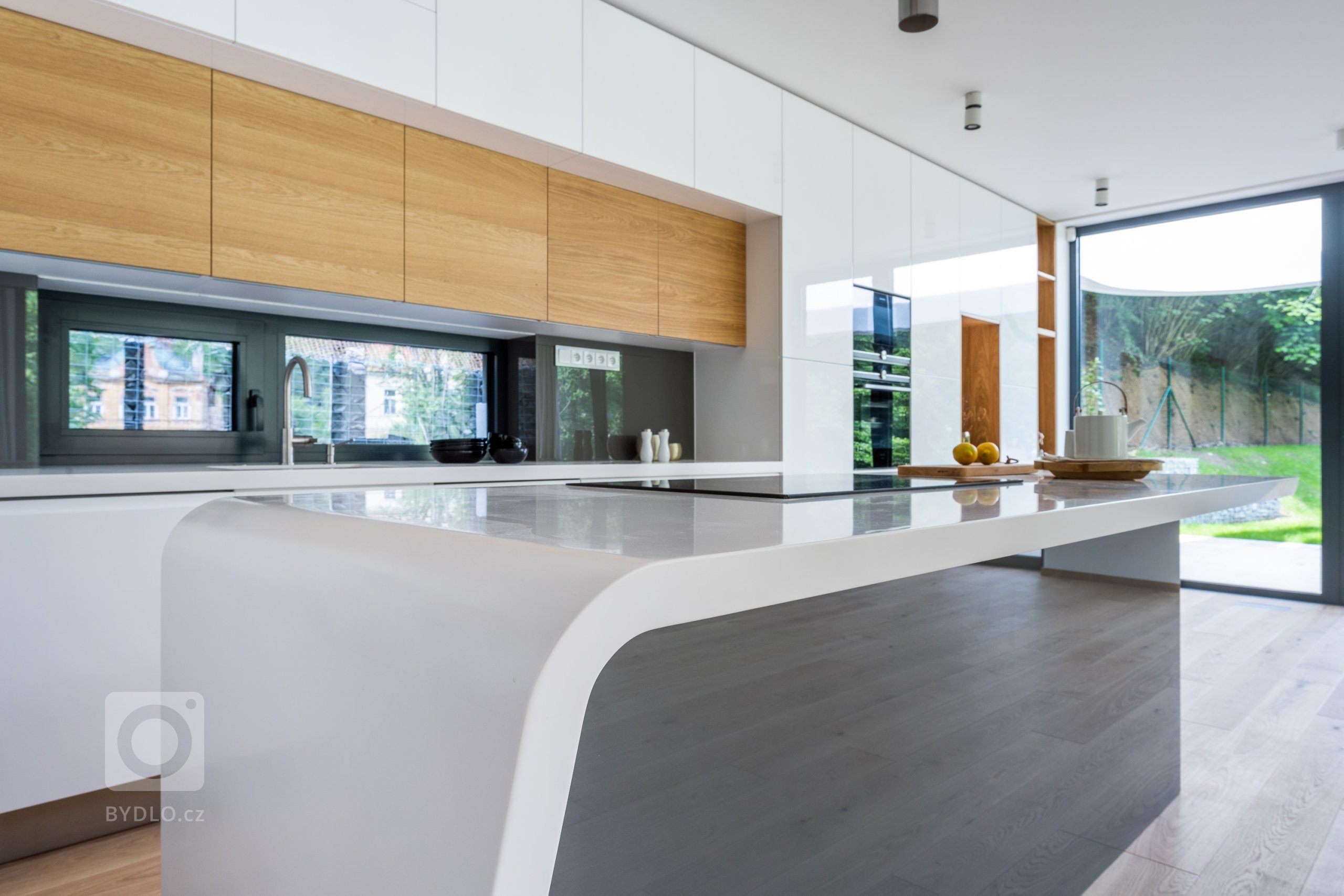 KUCHYNĚ SYKORA - NA VLNÁCH SPLNĚNÝCH PŘEDSTAV.

Být v životě u kormidla znamená nedělat kompromisy a neuznávat ústupky. V bezbřehém světě možností zvolit…