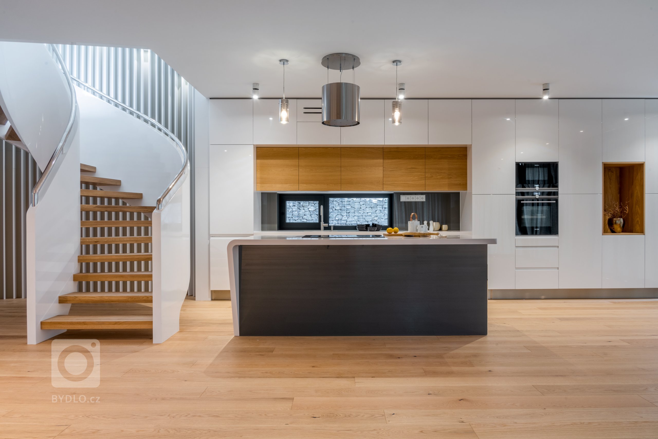 KUCHYNĚ SYKORA - NA VLNÁCH SPLNĚNÝCH PŘEDSTAV.

Být v životě u kormidla znamená nedělat kompromisy a neuznávat ústupky. V bezbřehém světě možností zvolit…