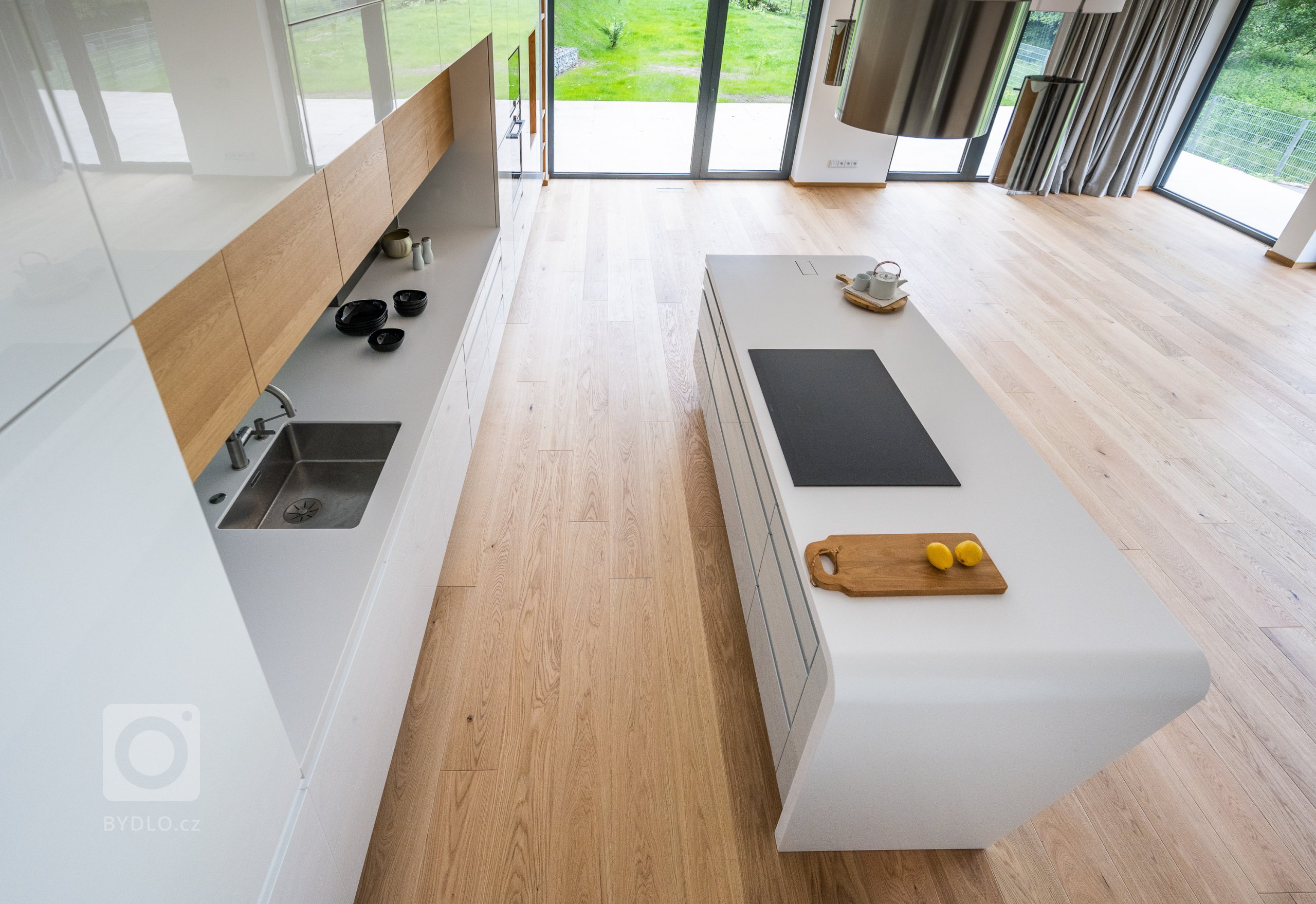 KUCHYNĚ SYKORA - NA VLNÁCH SPLNĚNÝCH PŘEDSTAV.

Být v životě u kormidla znamená nedělat kompromisy a neuznávat ústupky. V bezbřehém světě možností zvolit…