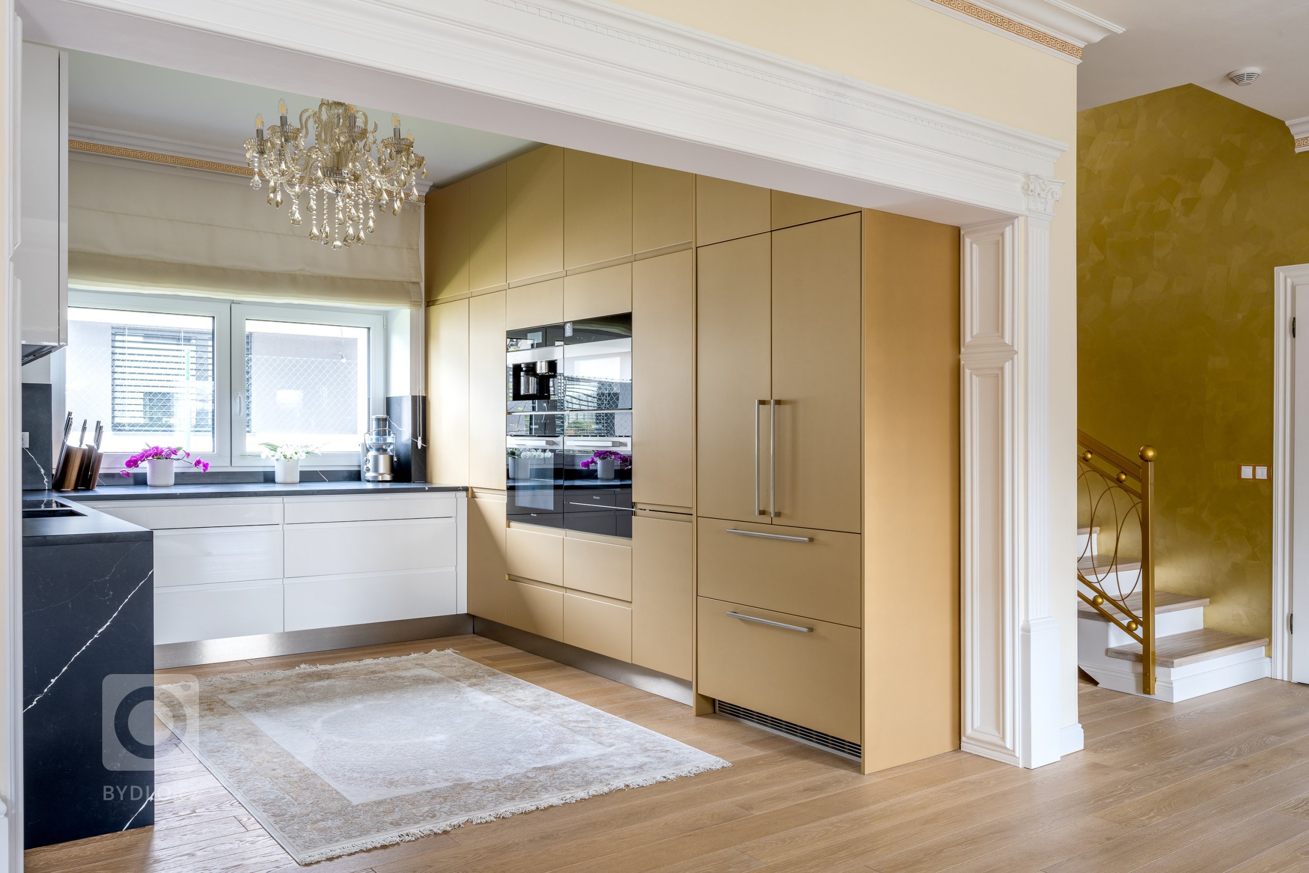 NOBLESA, KTERÁ VYNIKNE.&nbsp;

Zlatý řez, zlaté oko, zlatý střed nebo zlaté líčení. V designu a vizuálním průmyslu má zlatá své nezastupitelné místo, které…