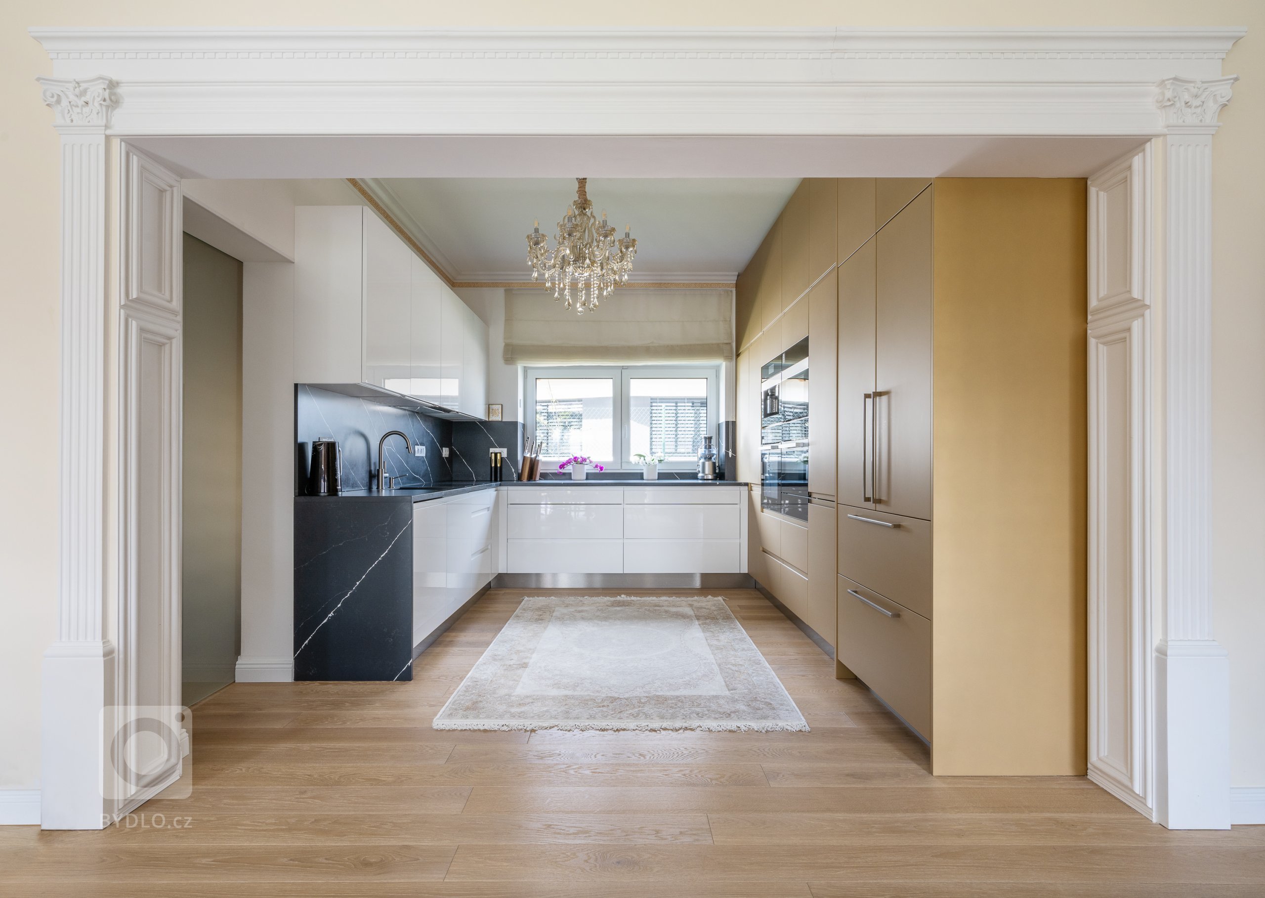 NOBLESA, KTERÁ VYNIKNE.&nbsp;

Zlatý řez, zlaté oko, zlatý střed nebo zlaté líčení. V designu a vizuálním průmyslu má zlatá své nezastupitelné místo, které…