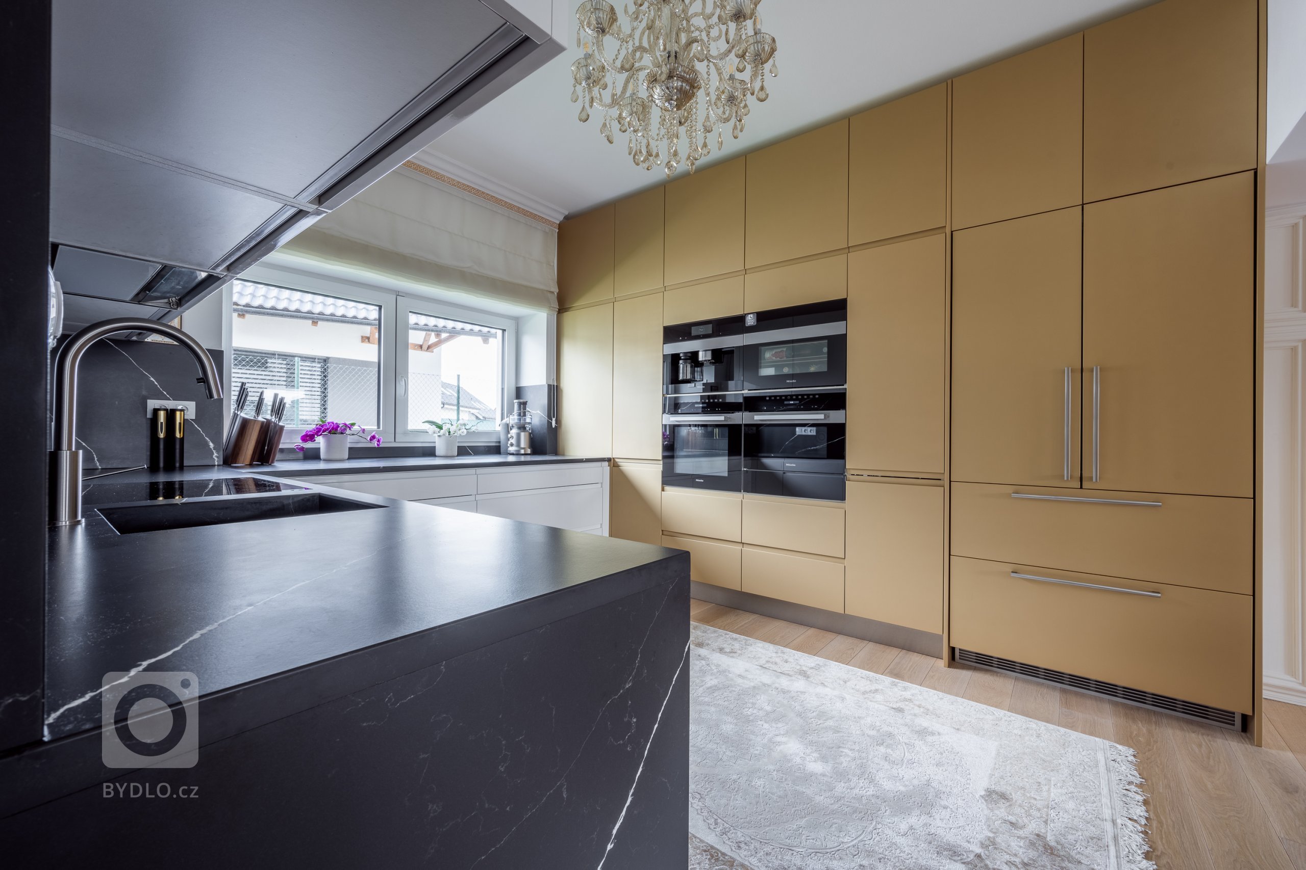 NOBLESA, KTERÁ VYNIKNE.&nbsp;

Zlatý řez, zlaté oko, zlatý střed nebo zlaté líčení. V designu a vizuálním průmyslu má zlatá své nezastupitelné místo, které…