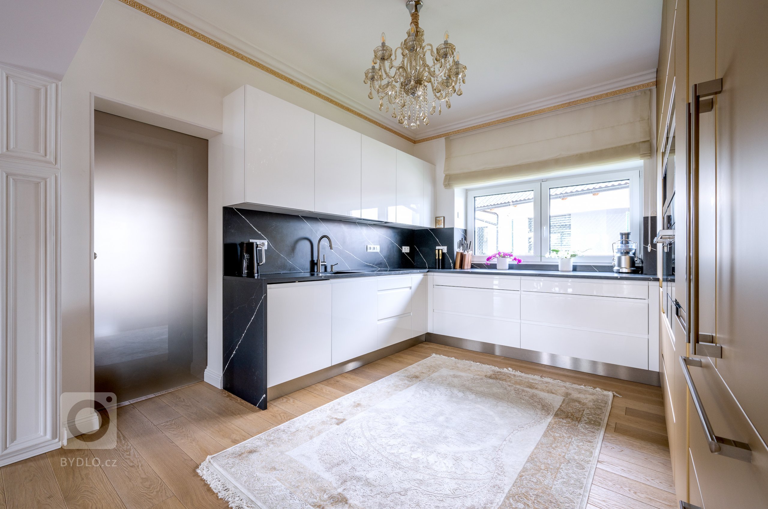 NOBLESA, KTERÁ VYNIKNE.&nbsp;

Zlatý řez, zlaté oko, zlatý střed nebo zlaté líčení. V designu a vizuálním průmyslu má zlatá své nezastupitelné místo, které…