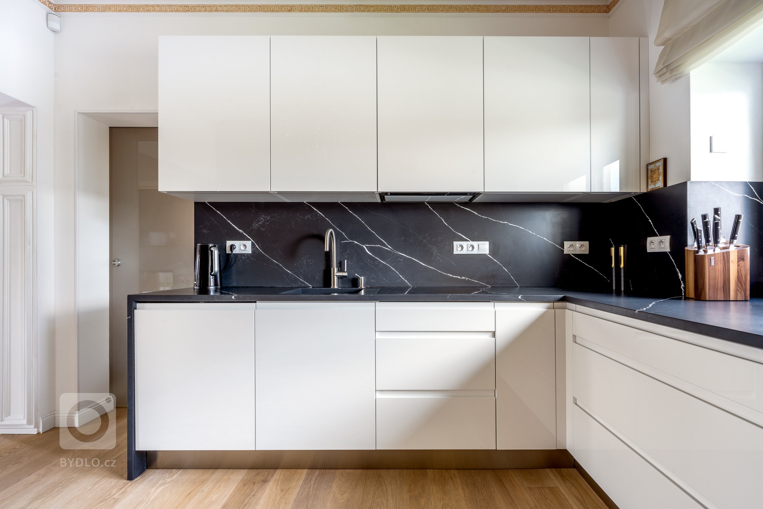 NOBLESA, KTERÁ VYNIKNE.&nbsp;

Zlatý řez, zlaté oko, zlatý střed nebo zlaté líčení. V designu a vizuálním průmyslu má zlatá své nezastupitelné místo, které…