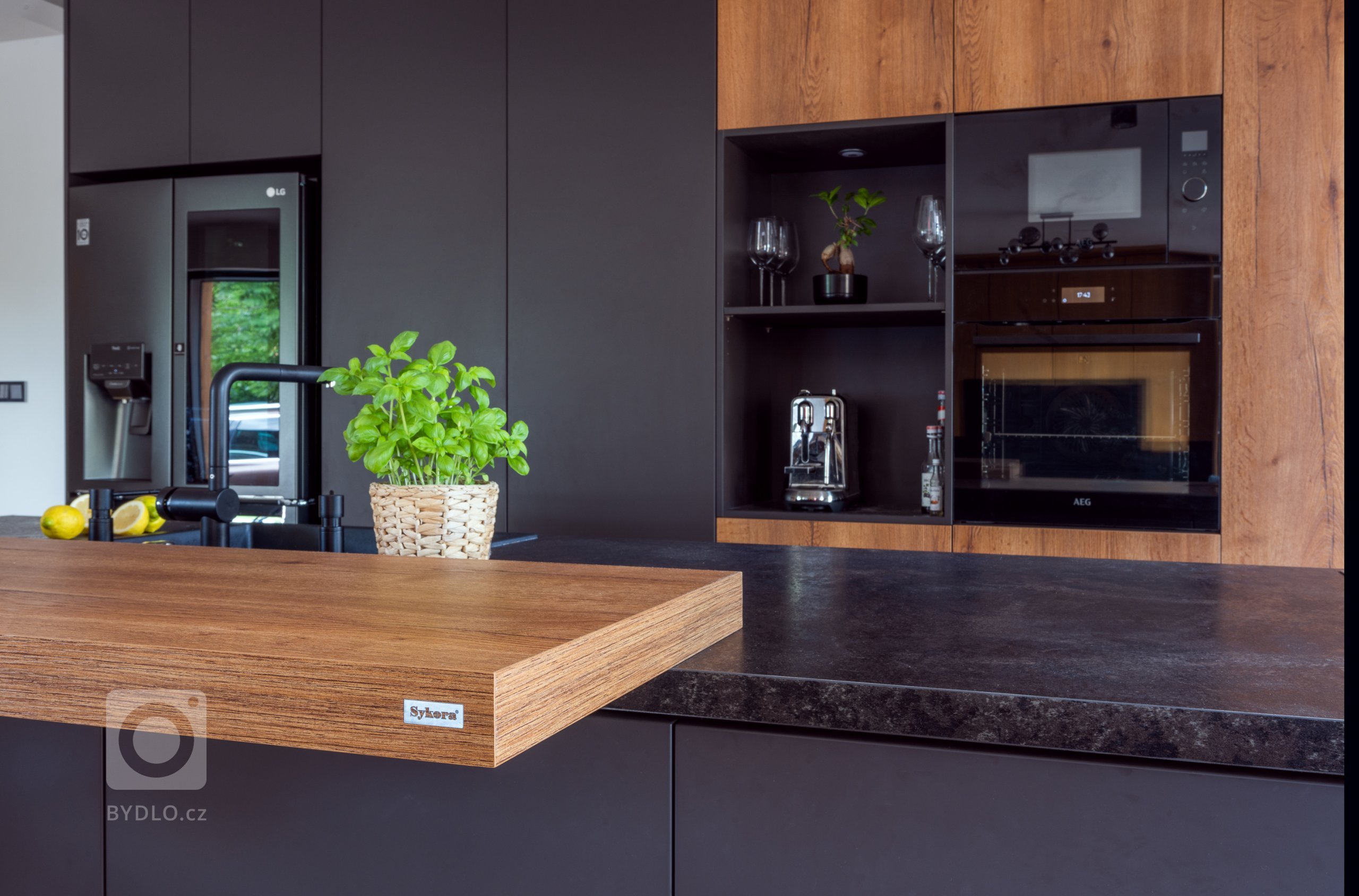 KUCHYNĚ, DO KTERÉ MÁTE CHUŤ SE ZAKOUSNOUT.

Odsavač vyjíždějící z pracovní desky, podsvícené niky nebo bodová světla nad ostrůvkem. Funkční nápady, které…