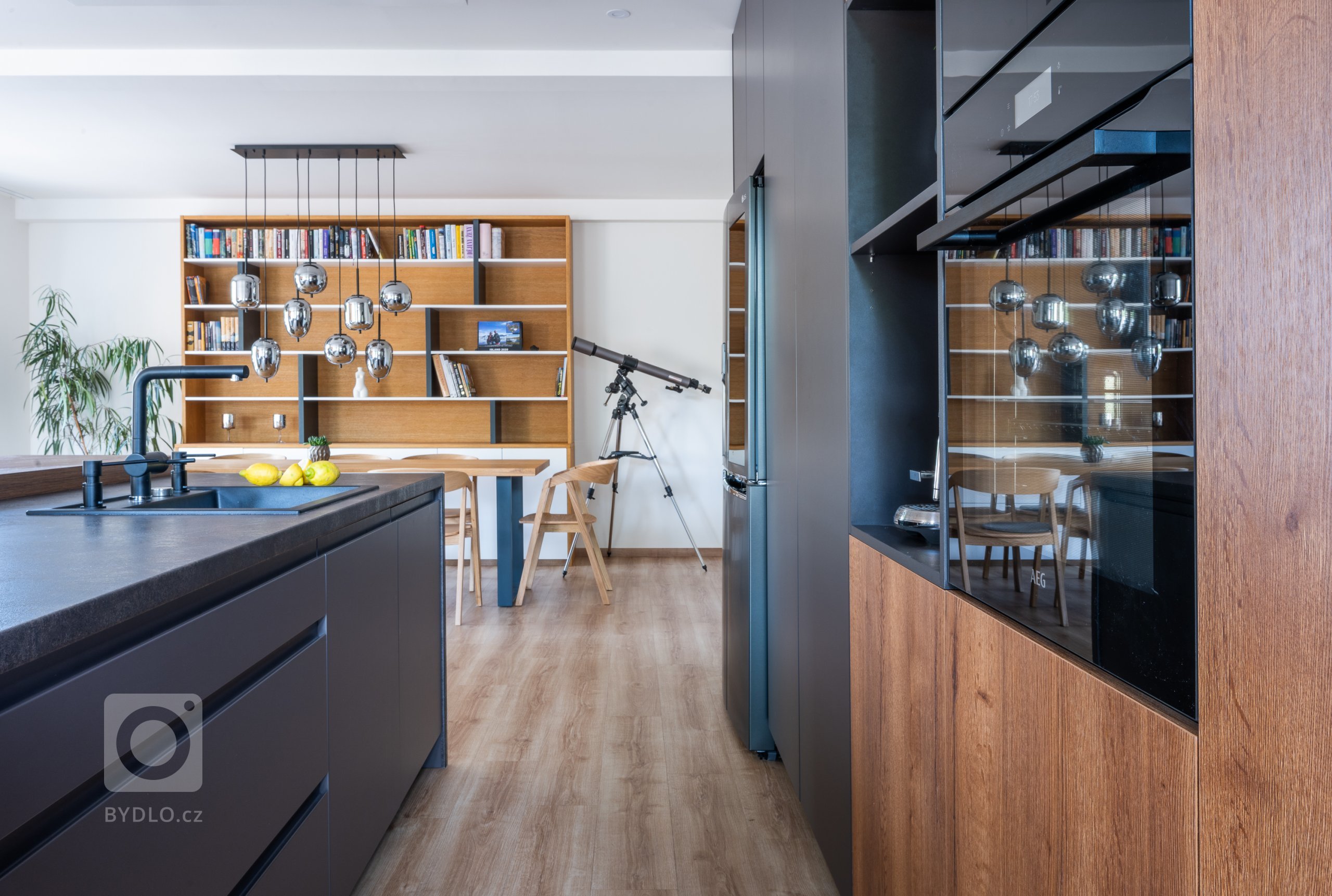 KUCHYNĚ, DO KTERÉ MÁTE CHUŤ SE ZAKOUSNOUT.

Odsavač vyjíždějící z pracovní desky, podsvícené niky nebo bodová světla nad ostrůvkem. Funkční nápady, které…