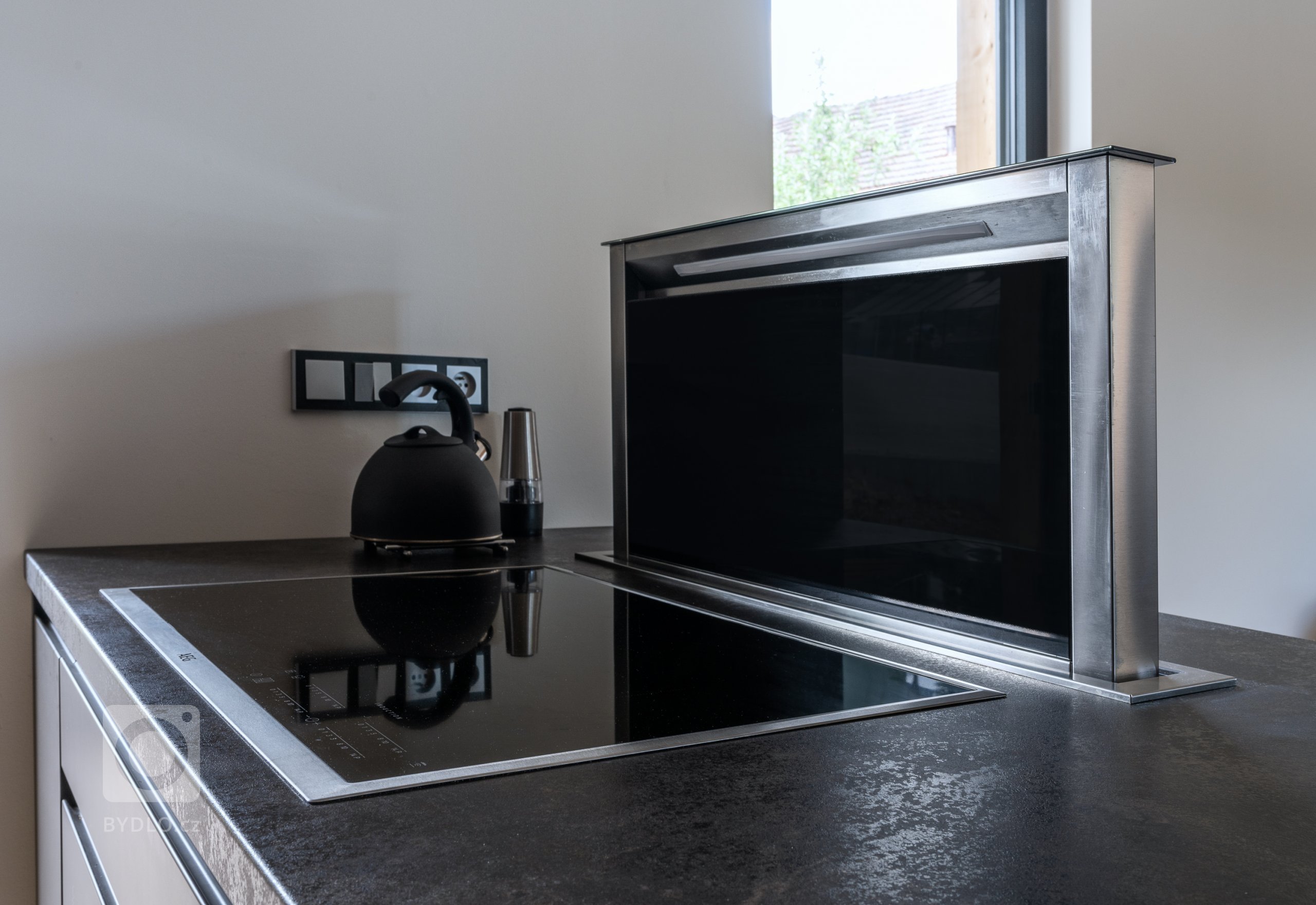 KUCHYNĚ, DO KTERÉ MÁTE CHUŤ SE ZAKOUSNOUT.

Odsavač vyjíždějící z pracovní desky, podsvícené niky nebo bodová světla nad ostrůvkem. Funkční nápady, které…