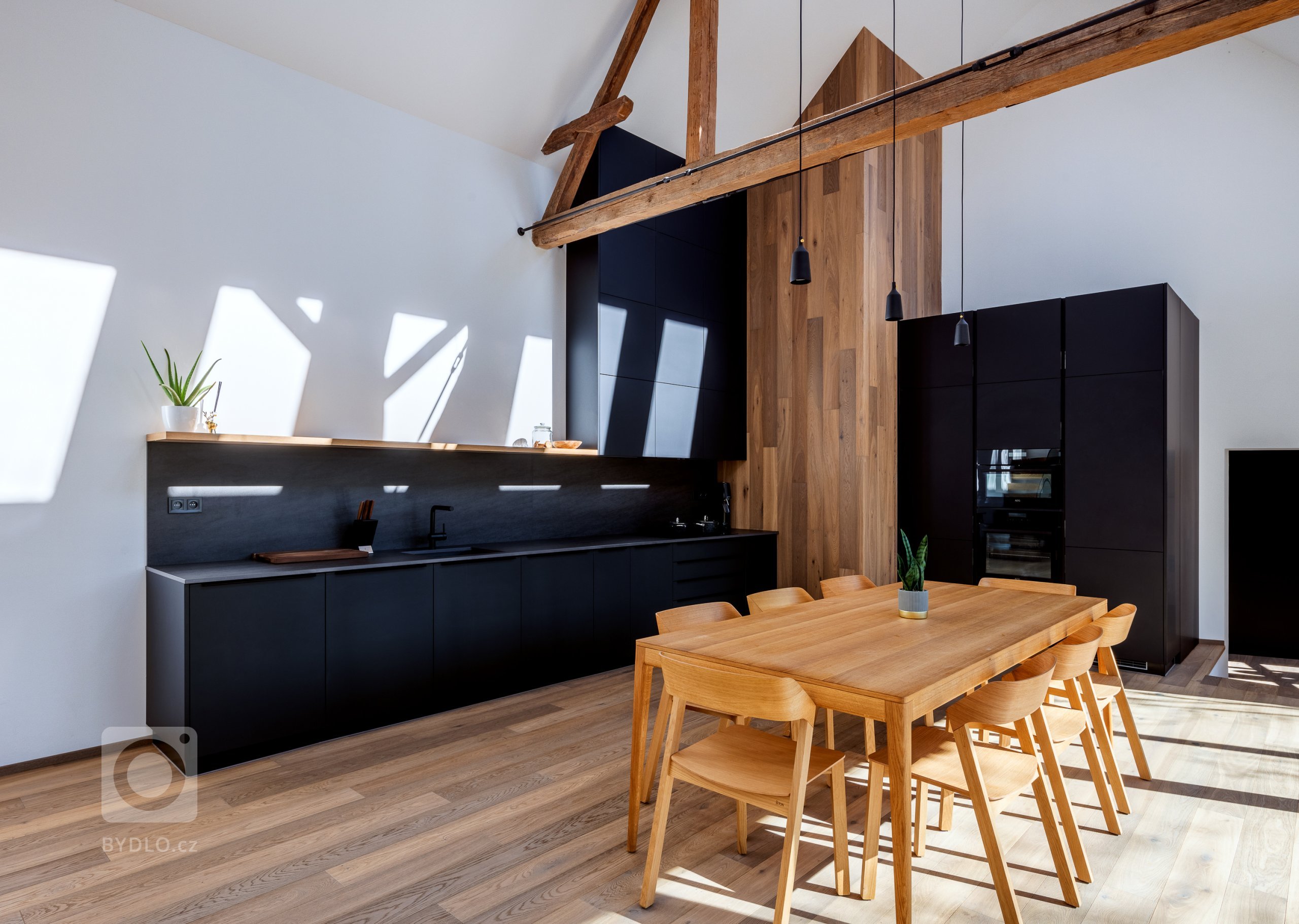 KDYŽ SI CHCETE UŽÍT KRÁSNÝ VÝCHOD&hellip; I ZÁPAD.

Celý svět na jednom místě. Někdy se podaří mít pod jednou střechou všechny odstíny i emoce a umně je…