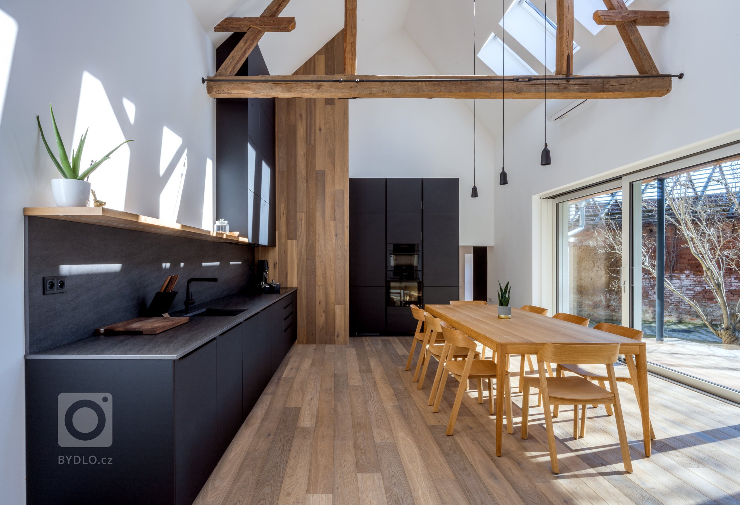 KDYŽ SI CHCETE UŽÍT KRÁSNÝ VÝCHOD&hellip; I ZÁPAD.

Celý svět na jednom místě. Někdy se podaří mít pod jednou střechou všechny odstíny i emoce a umně je…