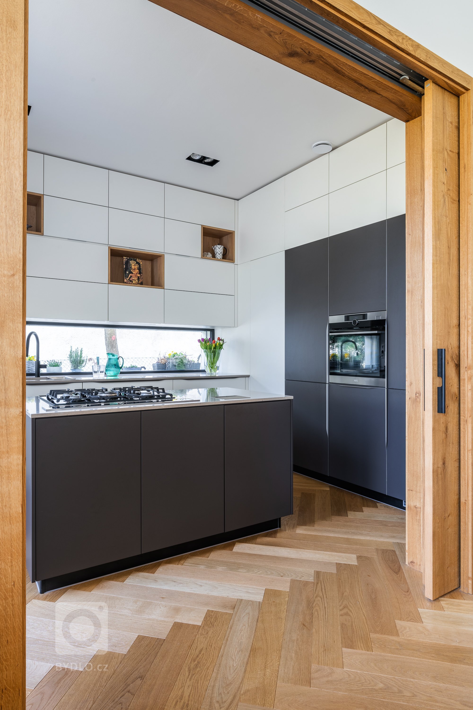 PROČ SYKORA? PROTOŽE KUCHYNĚ JE CELÝ ŽIVOT.&nbsp;

Pokud platí, že váš dům je váš hrad, pak vaše kuchyně je vaše korunovační místnost. Proto je důležité…