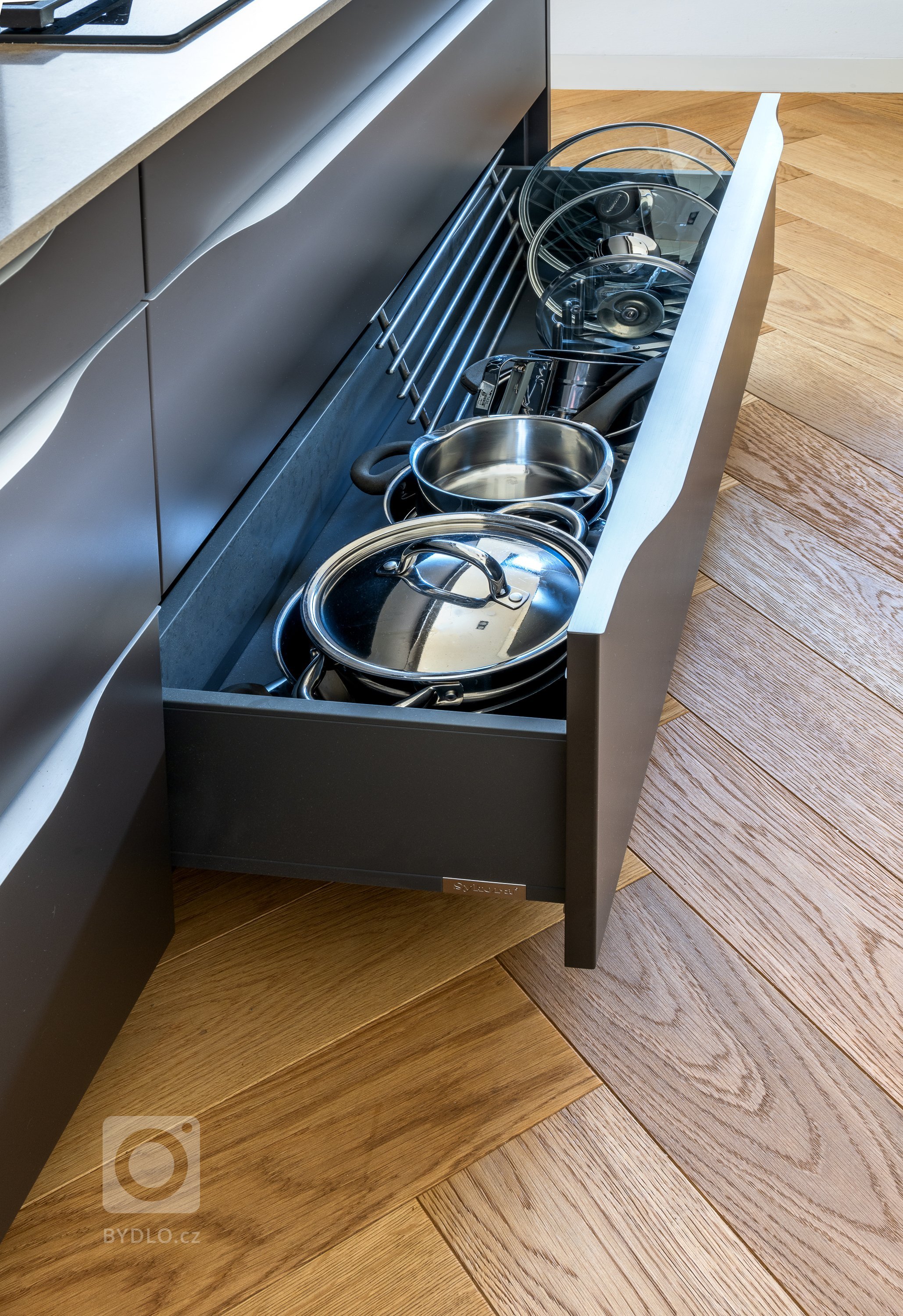 PROČ SYKORA? PROTOŽE KUCHYNĚ JE CELÝ ŽIVOT.&nbsp;

Pokud platí, že váš dům je váš hrad, pak vaše kuchyně je vaše korunovační místnost. Proto je důležité…