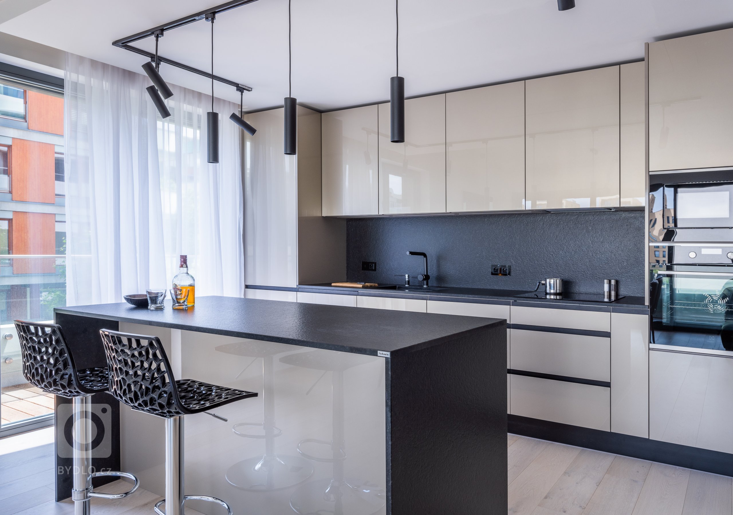 TAM NAD ŘEKOU, TAM SE TO KUCHTÍ.

Na břehu Vltavy, v krajině snů, tam si dám snídani, než vkročím do dalších dnů. Co z ní jako úryvek z poetického vyznání…