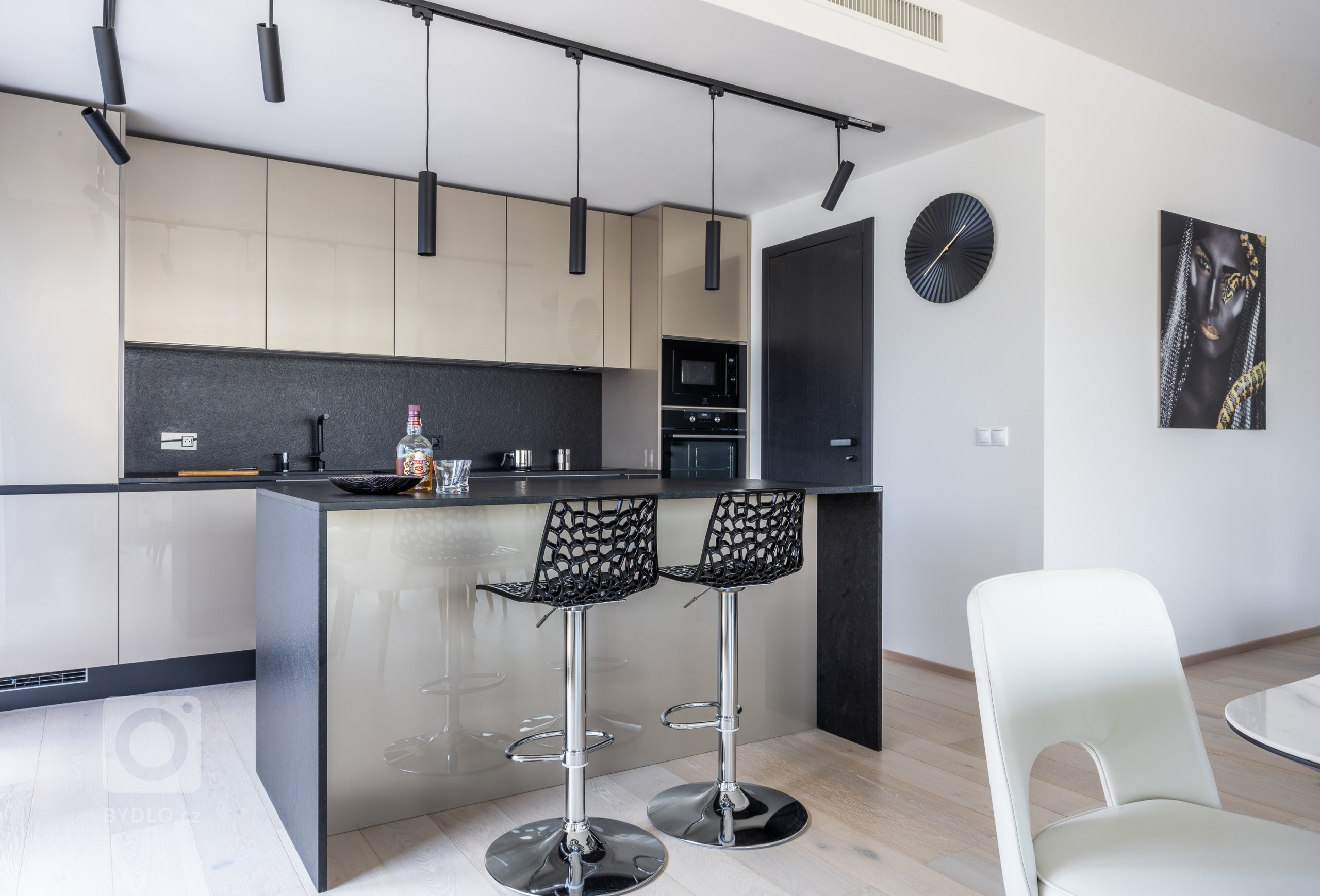 TAM NAD ŘEKOU, TAM SE TO KUCHTÍ.

Na břehu Vltavy, v krajině snů, tam si dám snídani, než vkročím do dalších dnů. Co z ní jako úryvek z poetického vyznání…