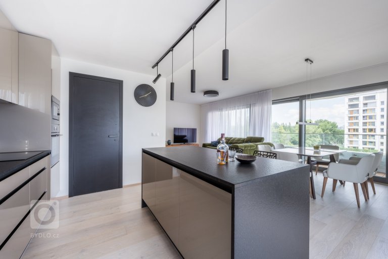 add picture to album