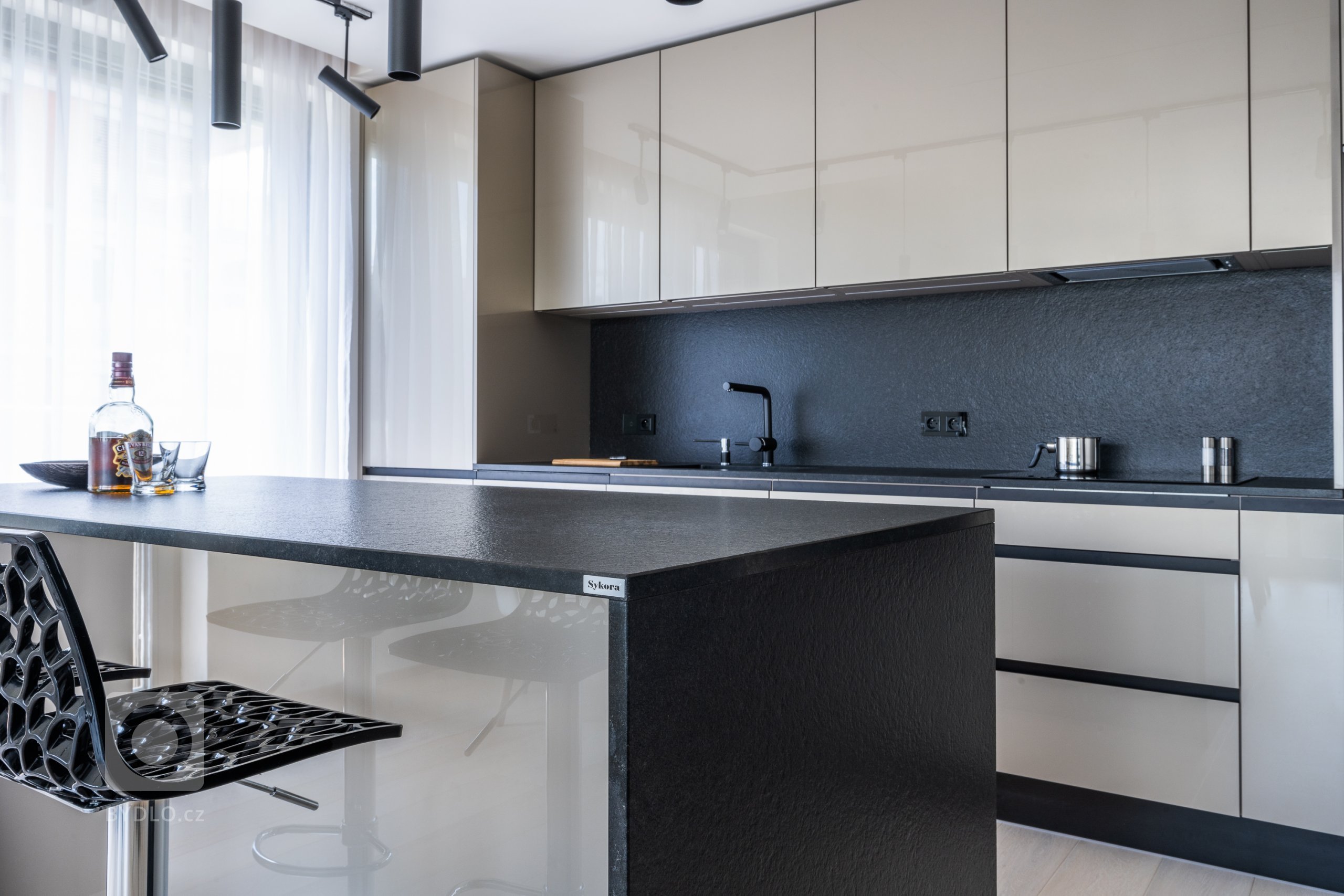 TAM NAD ŘEKOU, TAM SE TO KUCHTÍ.

Na břehu Vltavy, v krajině snů, tam si dám snídani, než vkročím do dalších dnů. Co z ní jako úryvek z poetického vyznání…