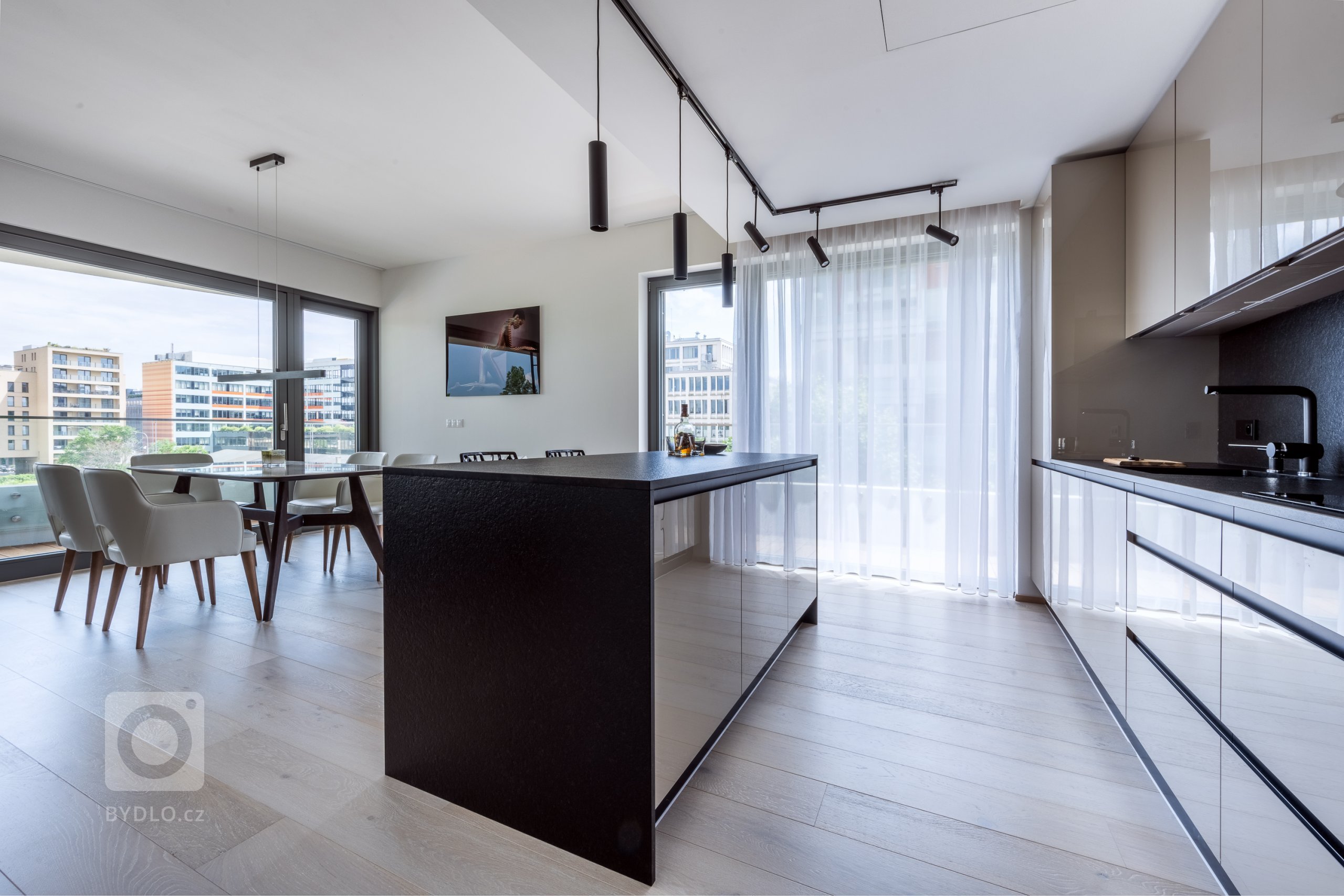 TAM NAD ŘEKOU, TAM SE TO KUCHTÍ.

Na břehu Vltavy, v krajině snů, tam si dám snídani, než vkročím do dalších dnů. Co z ní jako úryvek z poetického vyznání…