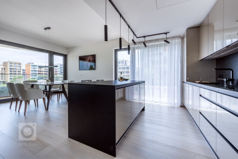 add picture to album