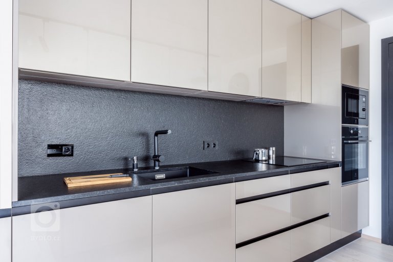 add picture to album