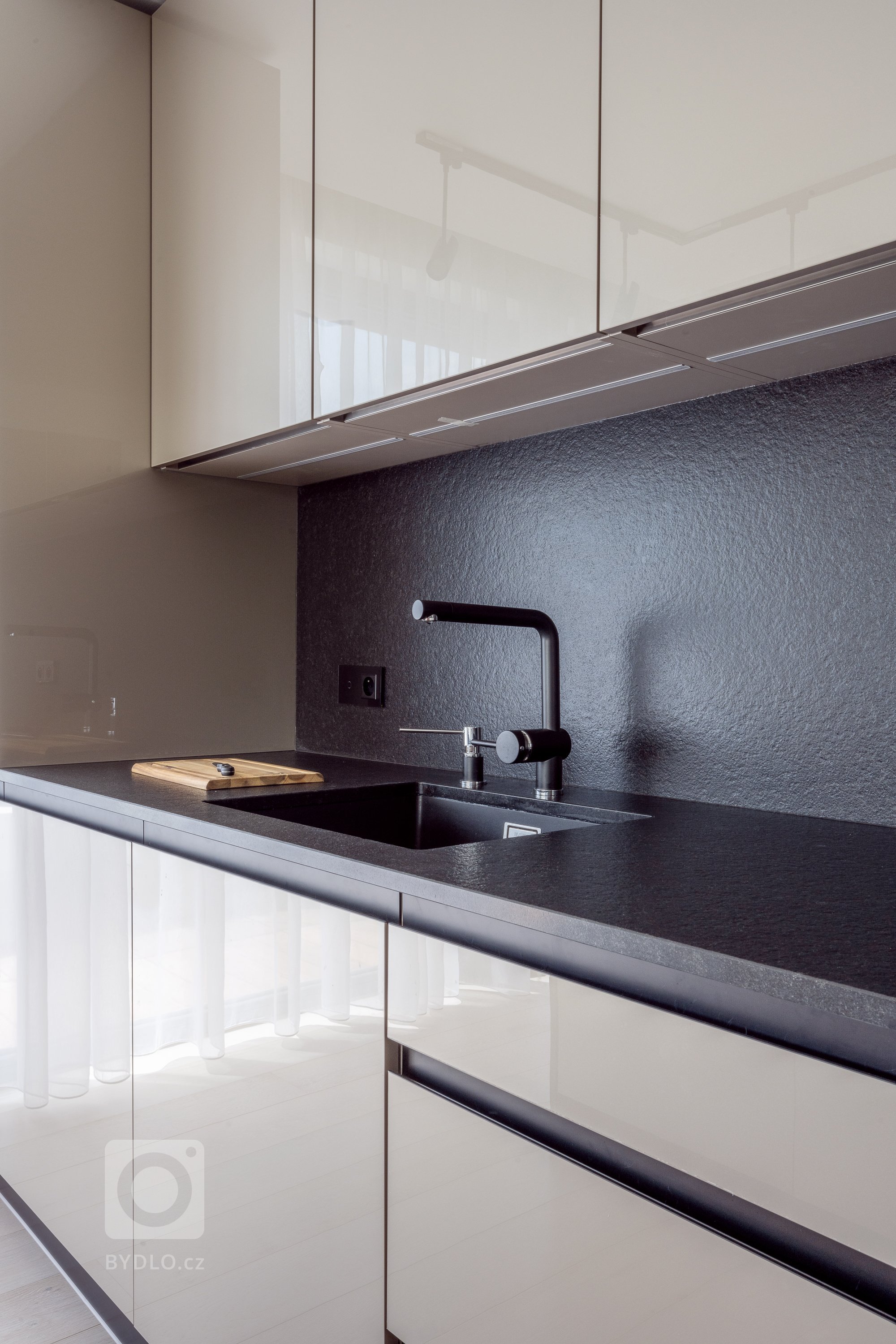 TAM NAD ŘEKOU, TAM SE TO KUCHTÍ.

Na břehu Vltavy, v krajině snů, tam si dám snídani, než vkročím do dalších dnů. Co z ní jako úryvek z poetického vyznání…