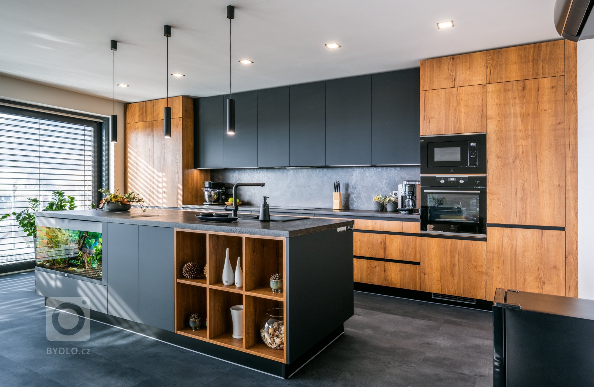 Kuchyně s akváriem? Žádné přání nenecháme plavat.

Cítit se doma jako ryba ve vodě? V tomto případě se rčení naplnilo doslova. Přání bylo vyřčeno hned na…