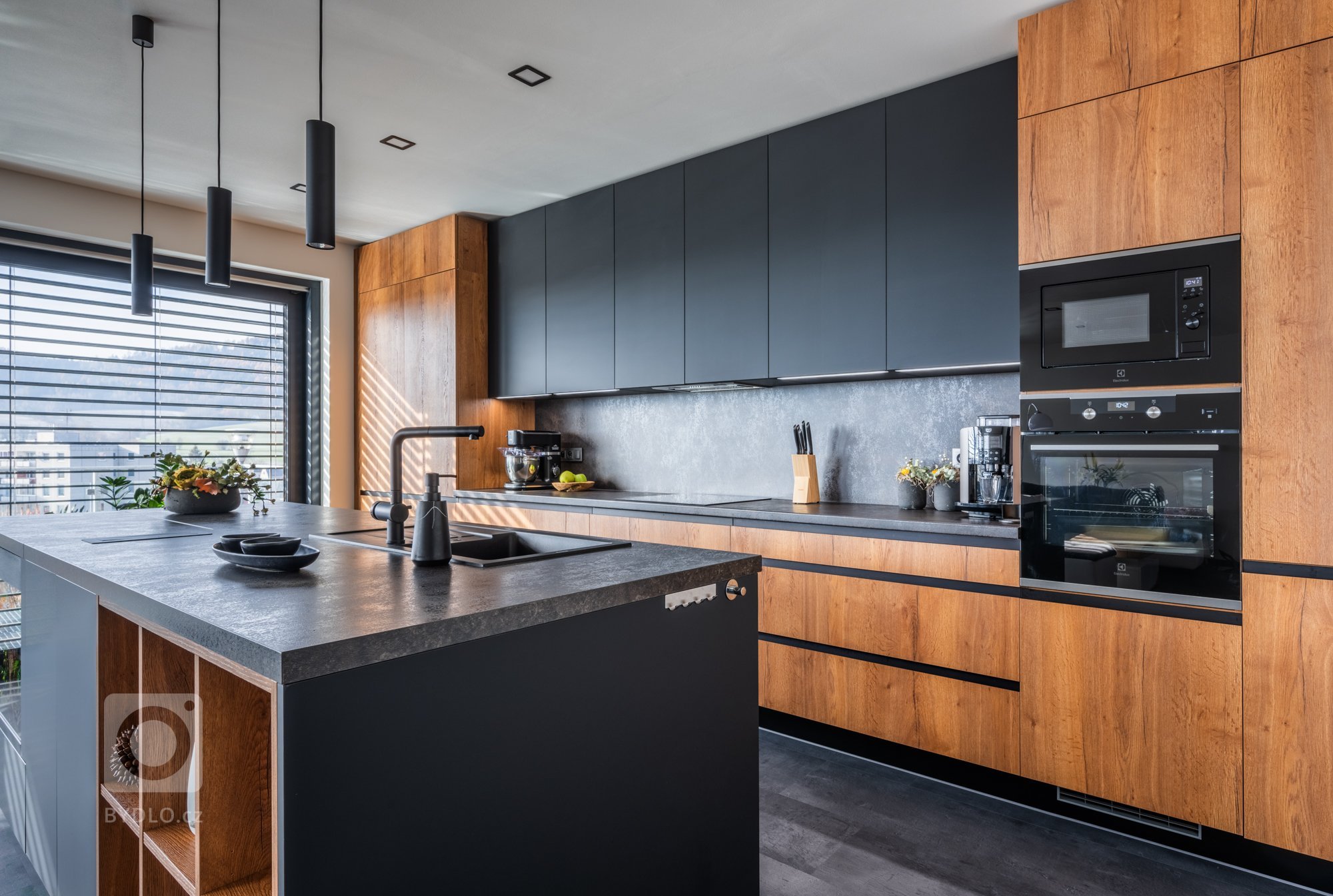 Kuchyně s akváriem? Žádné přání nenecháme plavat.

Cítit se doma jako ryba ve vodě? V tomto případě se rčení naplnilo doslova. Přání bylo vyřčeno hned na…