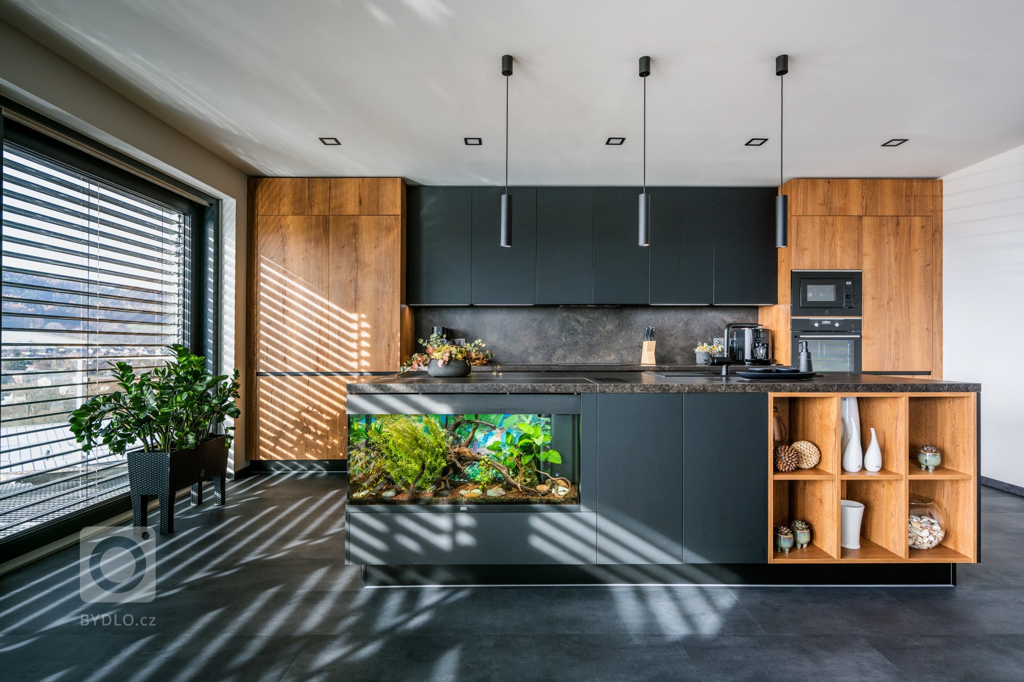 Kuchyně s akváriem? Žádné přání nenecháme plavat.

Cítit se doma jako ryba ve vodě? V tomto případě se rčení naplnilo doslova. Přání bylo vyřčeno hned na…