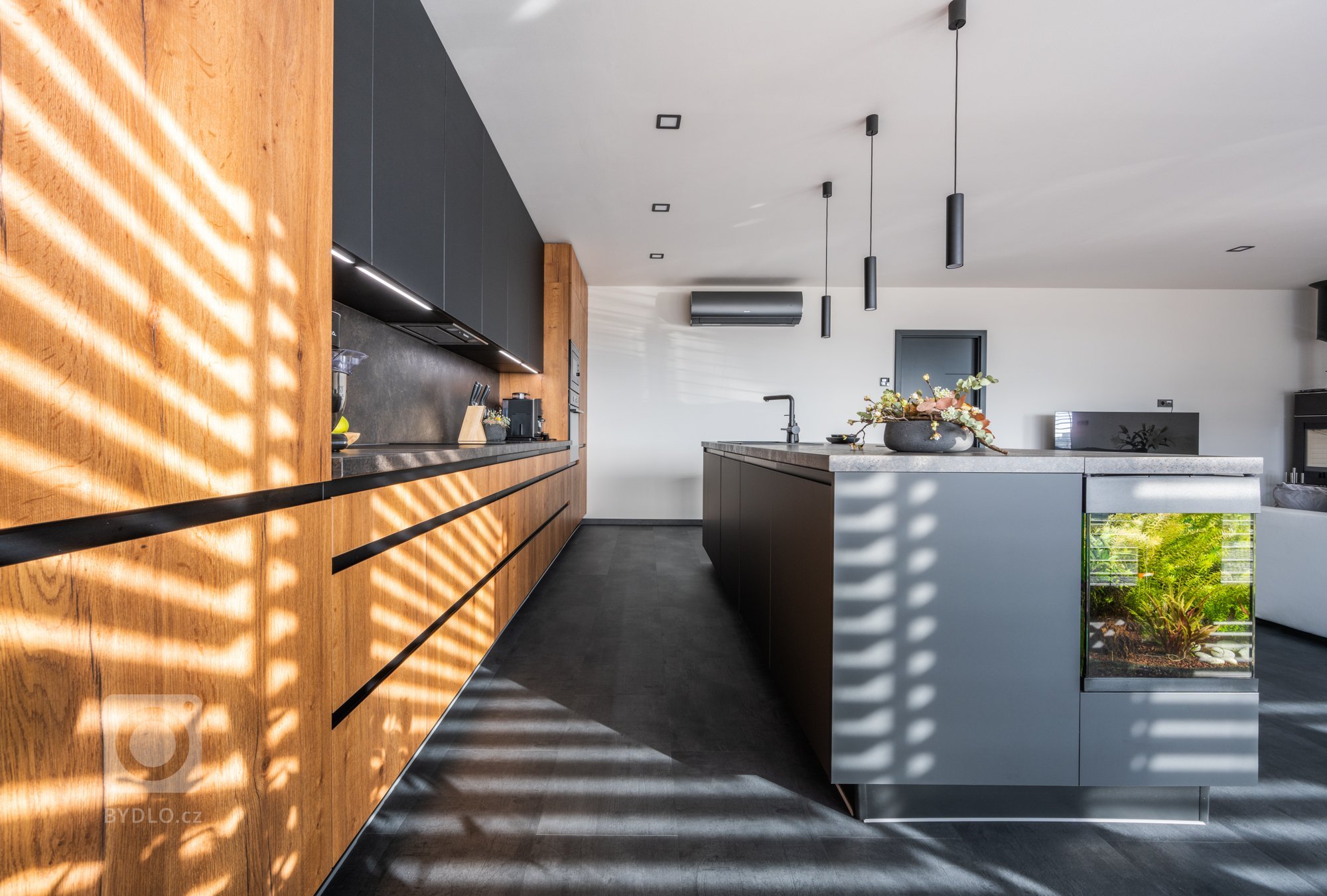 Kuchyně s akváriem? Žádné přání nenecháme plavat.

Cítit se doma jako ryba ve vodě? V tomto případě se rčení naplnilo doslova. Přání bylo vyřčeno hned na…