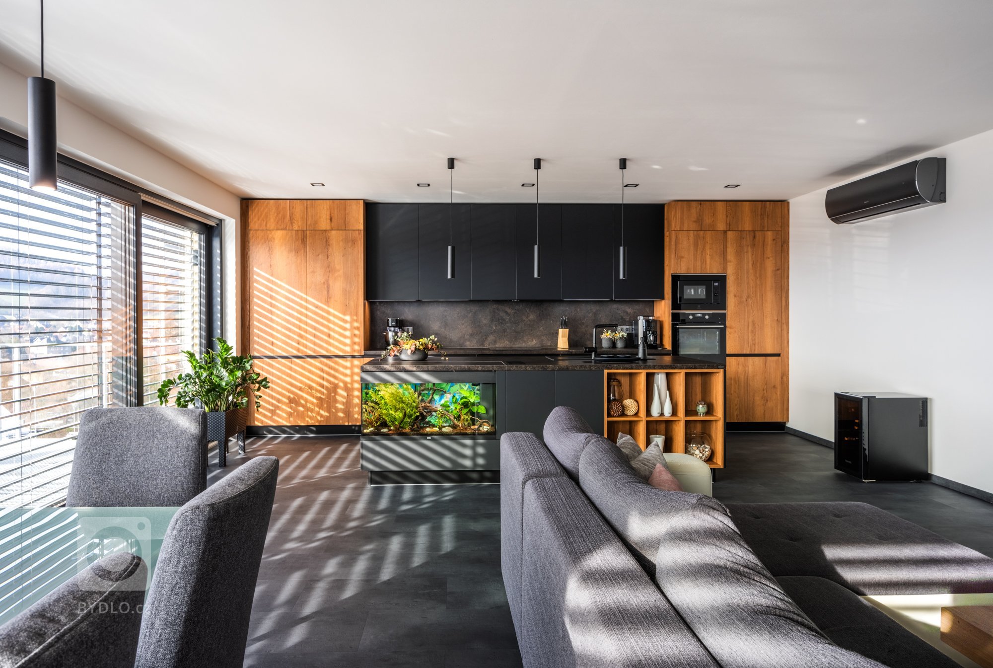 Kuchyně s akváriem? Žádné přání nenecháme plavat.

Cítit se doma jako ryba ve vodě? V tomto případě se rčení naplnilo doslova. Přání bylo vyřčeno hned na…