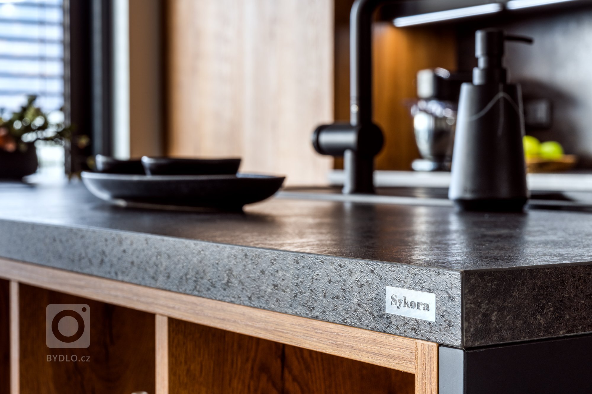 Kuchyně s akváriem? Žádné přání nenecháme plavat.

Cítit se doma jako ryba ve vodě? V tomto případě se rčení naplnilo doslova. Přání bylo vyřčeno hned na…