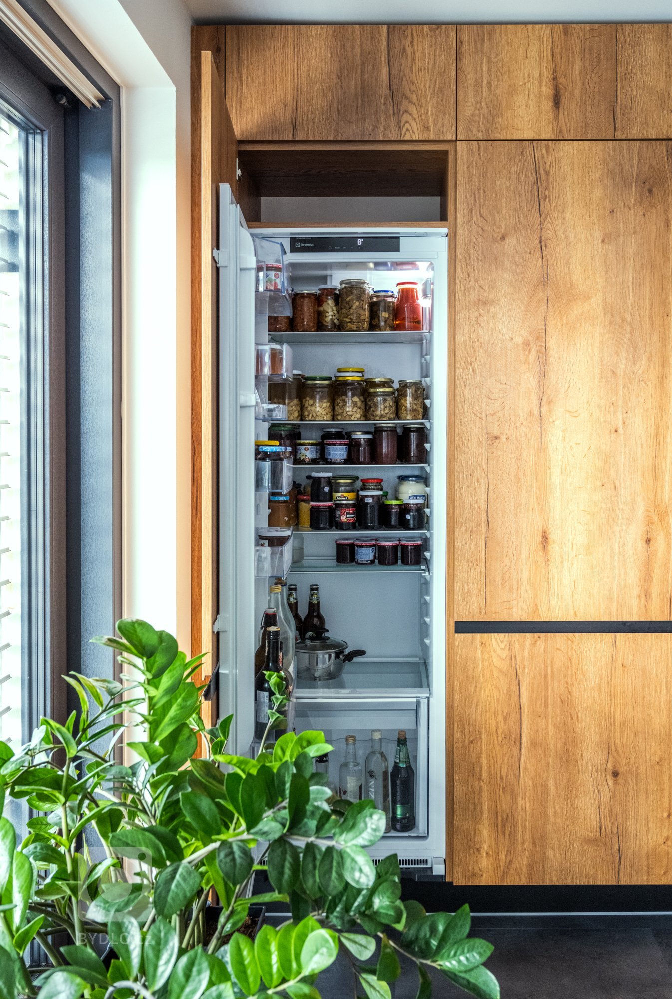 Kuchyně s akváriem? Žádné přání nenecháme plavat.

Cítit se doma jako ryba ve vodě? V tomto případě se rčení naplnilo doslova. Přání bylo vyřčeno hned na…