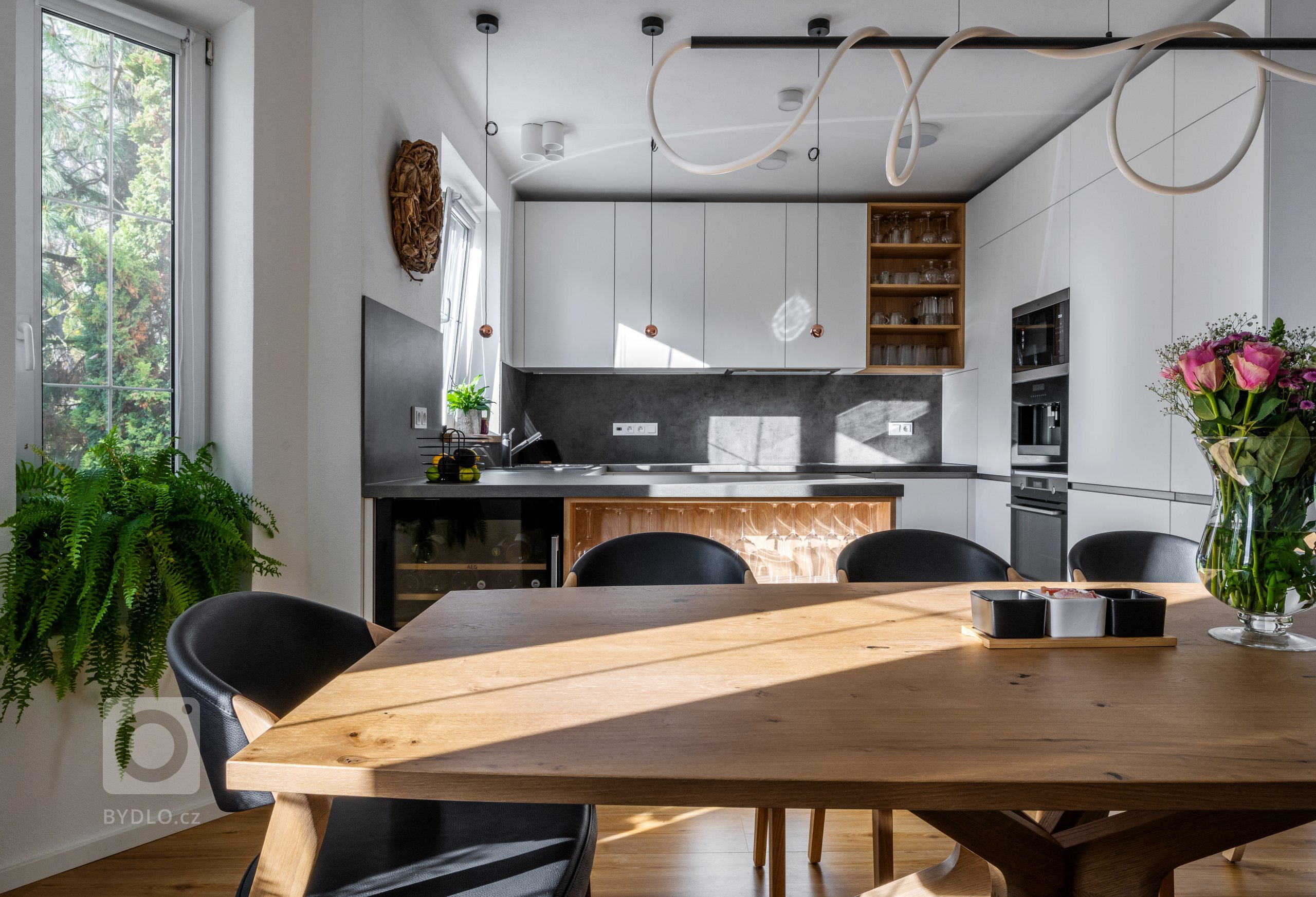 INTERIÉR SNŮ OD SYKORY. PROTOŽE KVALITA NEZNÁ HRANICE.

Proč zůstávat u kuchyně, když můžete mít úžasně zařízený celý dům? Mladí manželé rekonstruovali své…