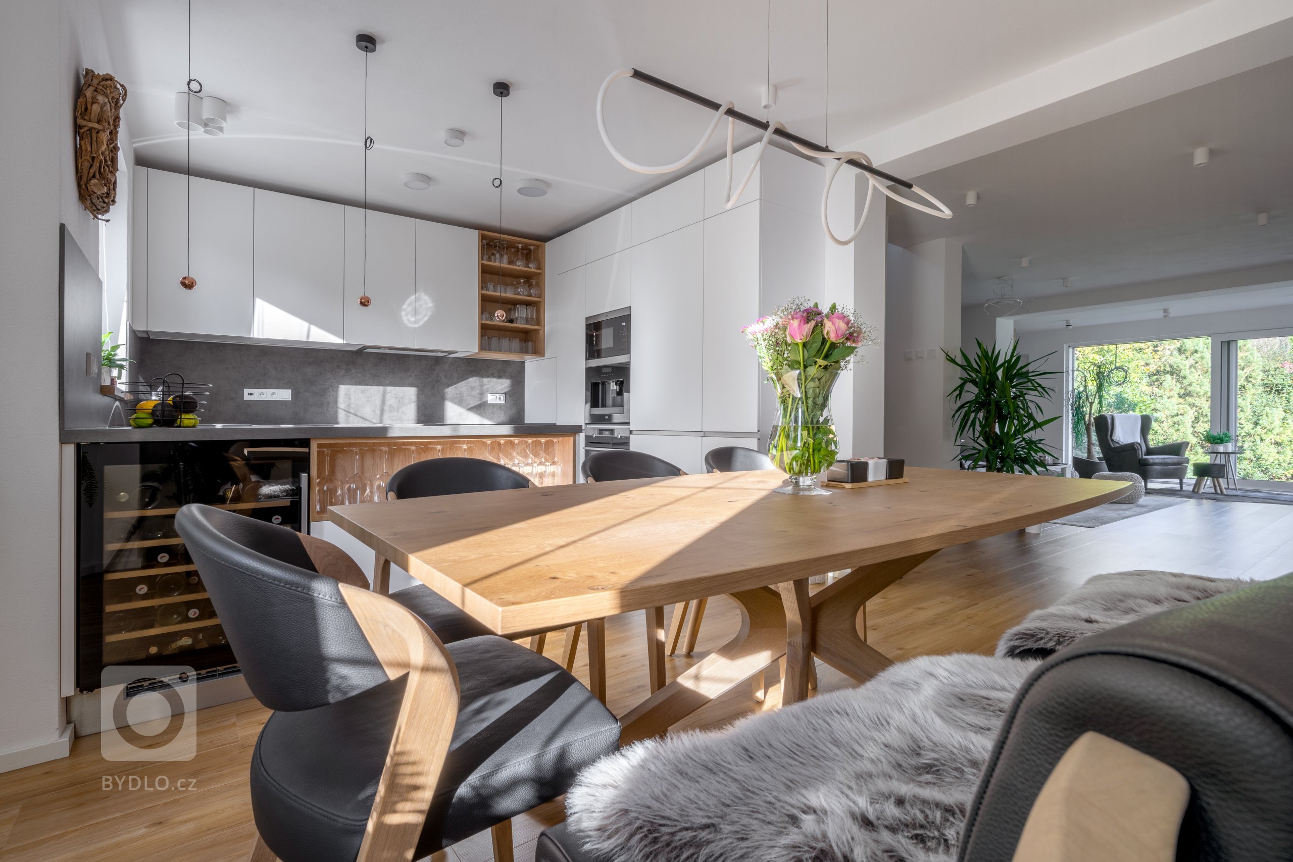 INTERIÉR SNŮ OD SYKORY. PROTOŽE KVALITA NEZNÁ HRANICE.

Proč zůstávat u kuchyně, když můžete mít úžasně zařízený celý dům? Mladí manželé rekonstruovali své…