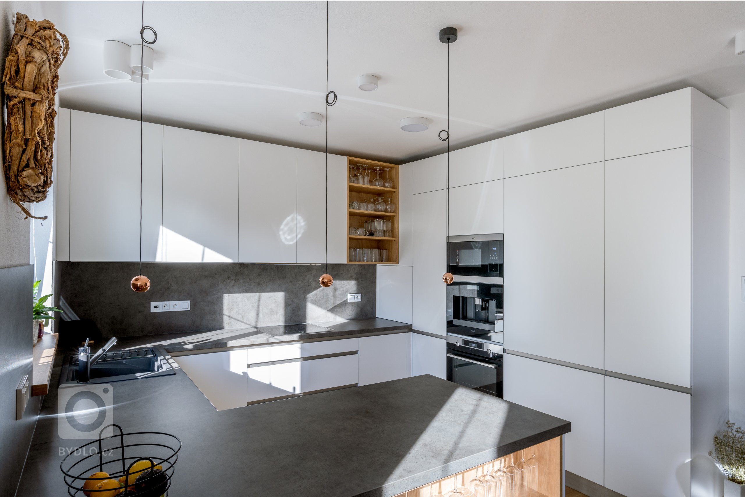 INTERIÉR SNŮ OD SYKORY. PROTOŽE KVALITA NEZNÁ HRANICE.

Proč zůstávat u kuchyně, když můžete mít úžasně zařízený celý dům? Mladí manželé rekonstruovali své…