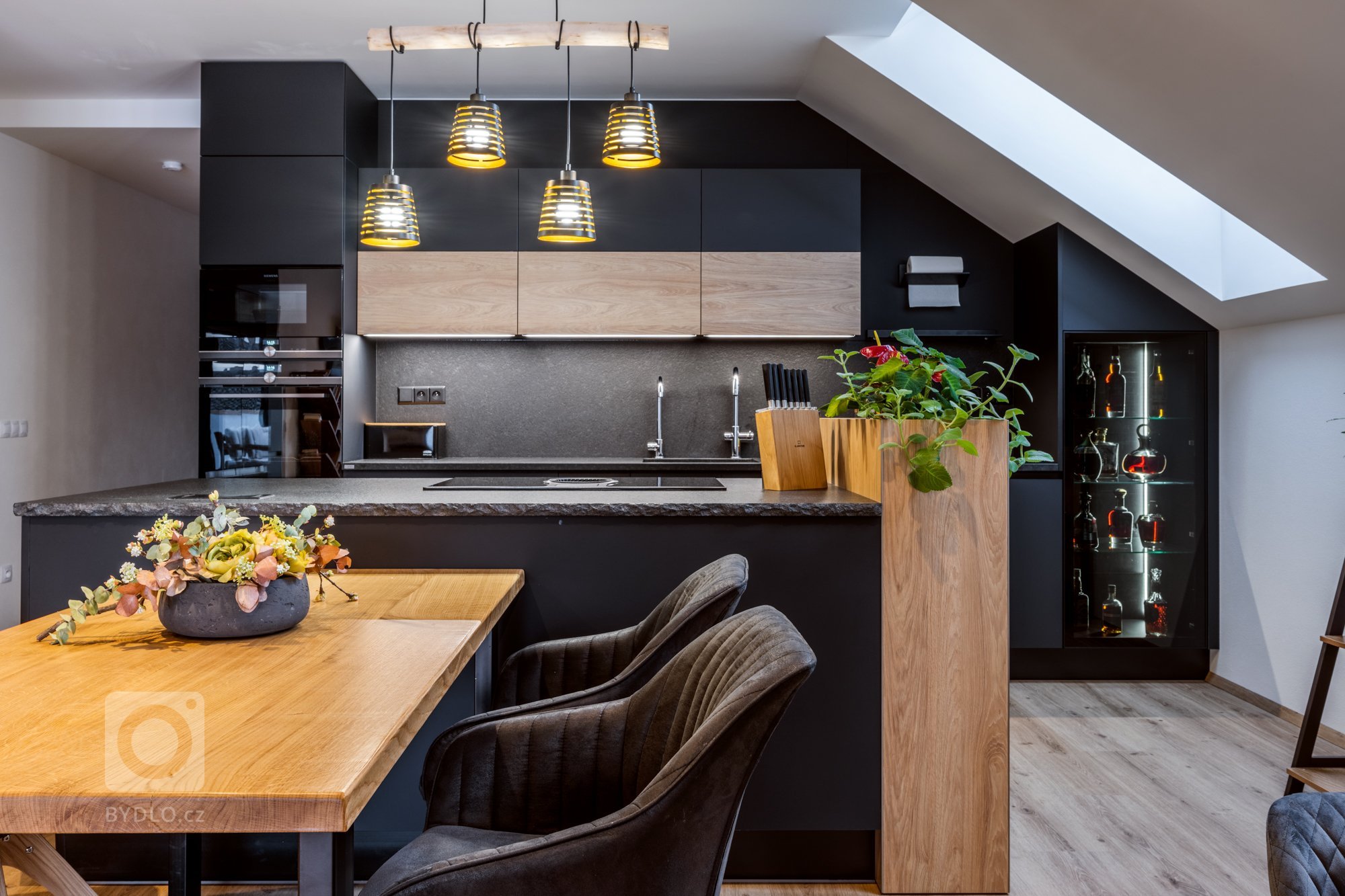 Nejlepší design má vždy pevné základy&nbsp;

Žula. Pevná, krásná, trvalá. Málokterý materiál v sobě tak výrazně a zároveň přirozeně spojuje kouzlo podmanivého…