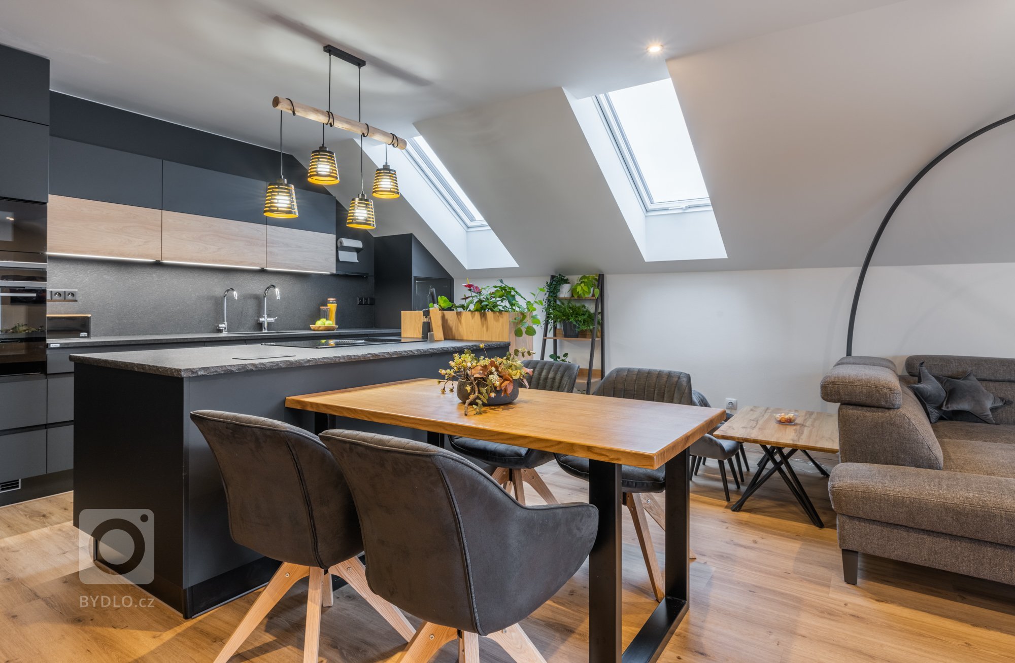 Nejlepší design má vždy pevné základy&nbsp;

Žula. Pevná, krásná, trvalá. Málokterý materiál v sobě tak výrazně a zároveň přirozeně spojuje kouzlo podmanivého…