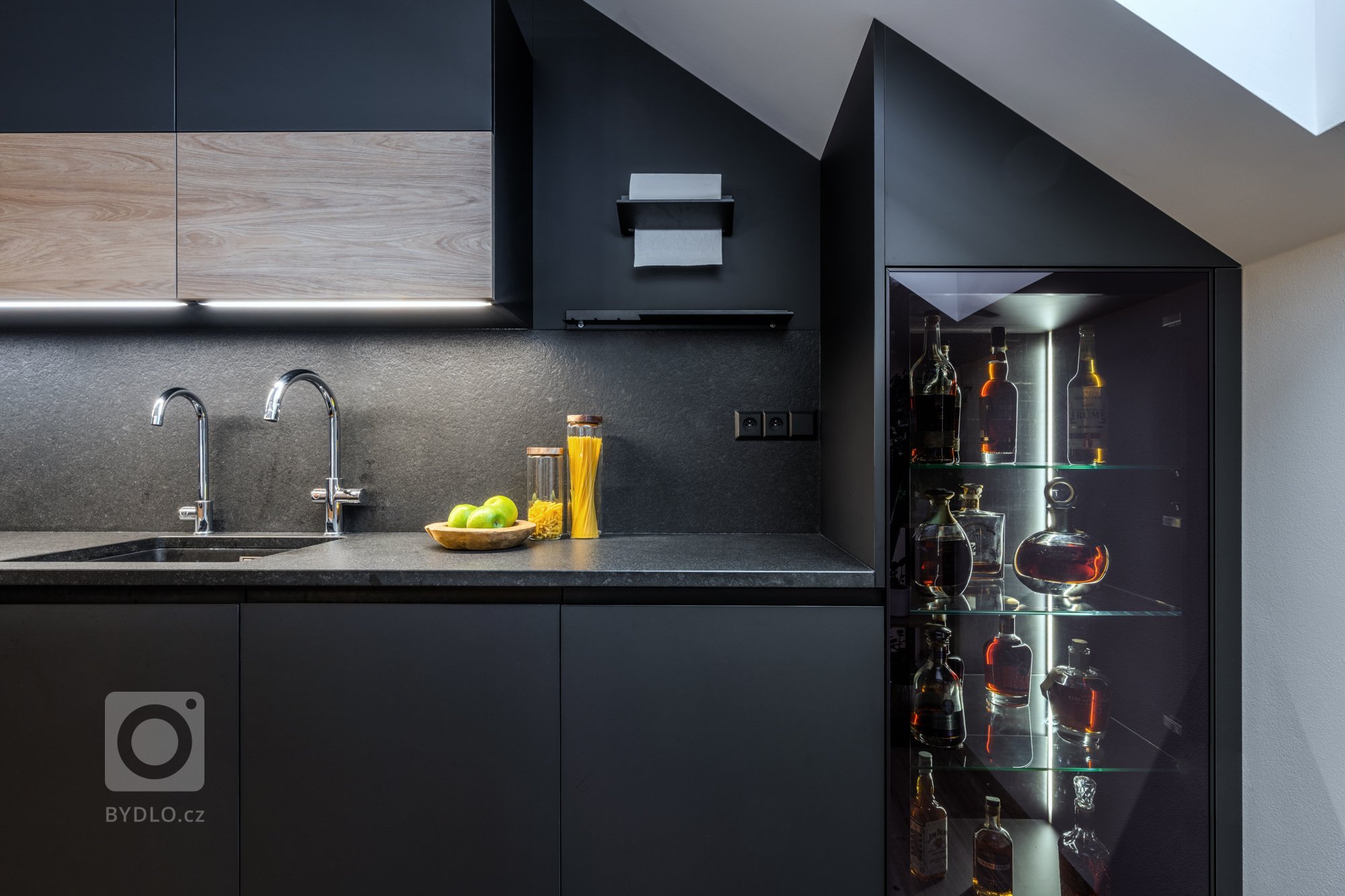 Nejlepší design má vždy pevné základy&nbsp;

Žula. Pevná, krásná, trvalá. Málokterý materiál v sobě tak výrazně a zároveň přirozeně spojuje kouzlo podmanivého…