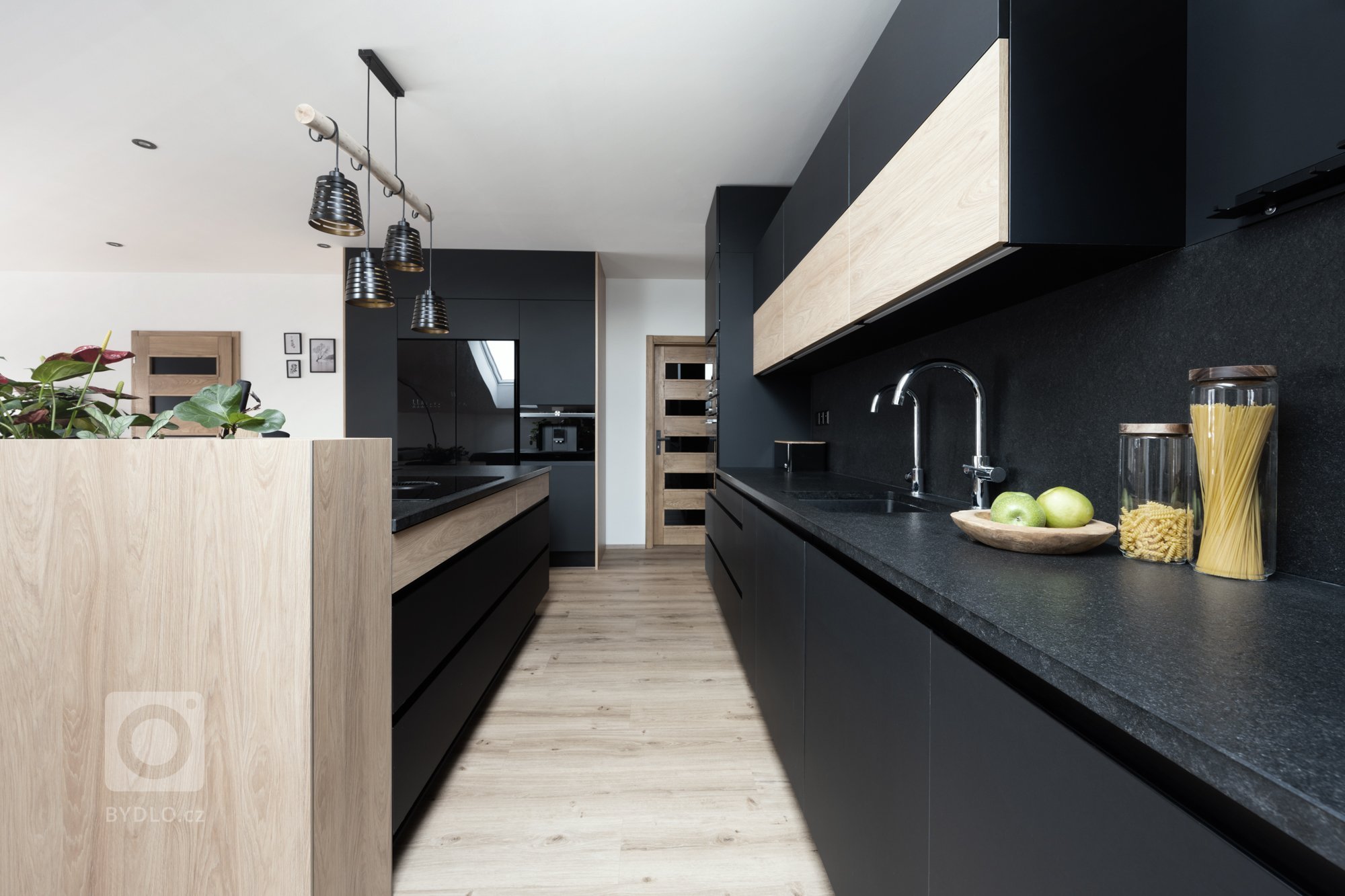 Nejlepší design má vždy pevné základy&nbsp;

Žula. Pevná, krásná, trvalá. Málokterý materiál v sobě tak výrazně a zároveň přirozeně spojuje kouzlo podmanivého…