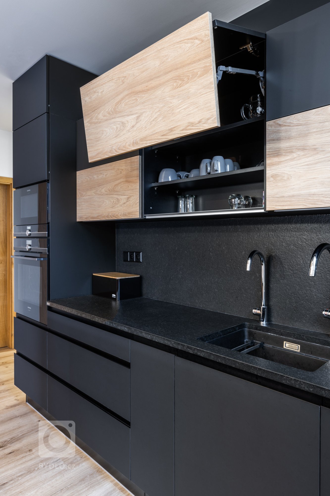 Nejlepší design má vždy pevné základy&nbsp;

Žula. Pevná, krásná, trvalá. Málokterý materiál v sobě tak výrazně a zároveň přirozeně spojuje kouzlo podmanivého…