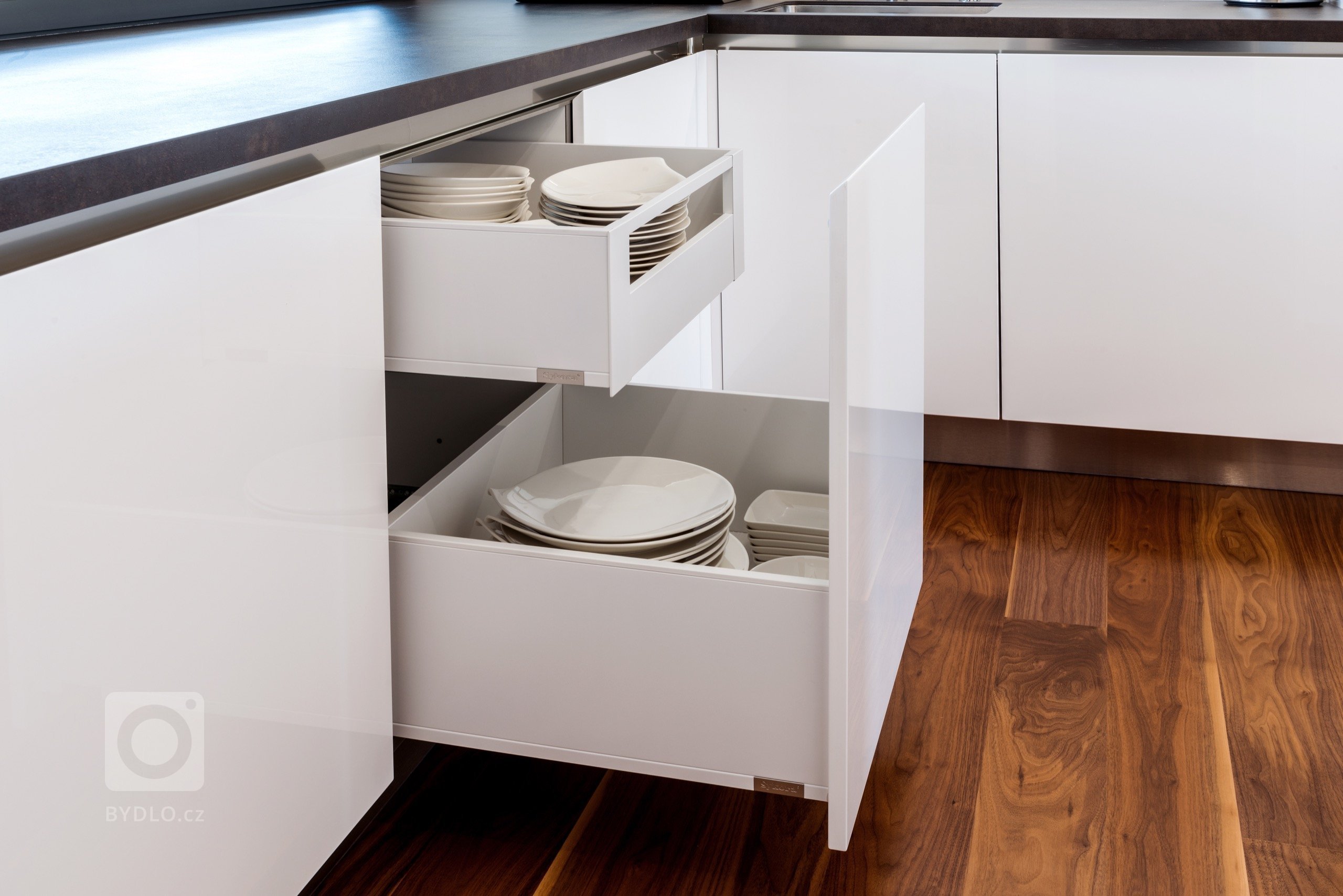 Exclusive / Trendy v plném lesku
Kuchyně, která i ve skutečnosti vypadá jako z nejmodernějšího magazínu. Kombinace bílého laku ve vysokém lesku a kouřového…