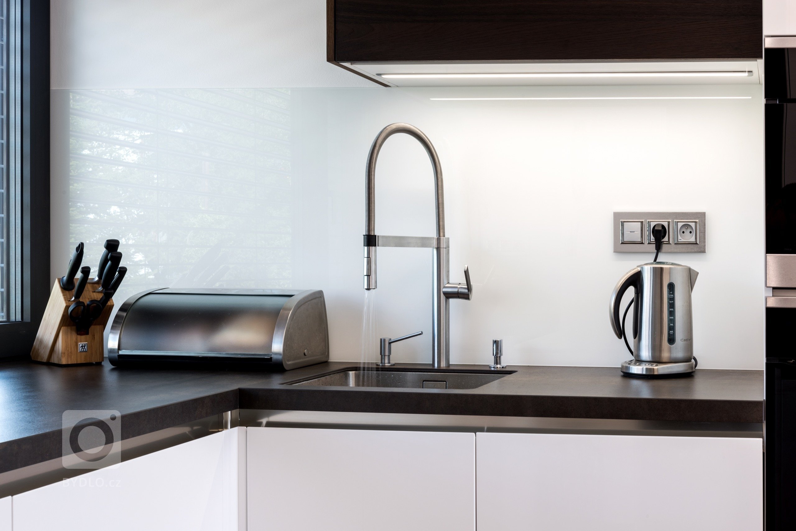 Exclusive / Trendy v plném lesku
Kuchyně, která i ve skutečnosti vypadá jako z nejmodernějšího magazínu. Kombinace bílého laku ve vysokém lesku a kouřového…