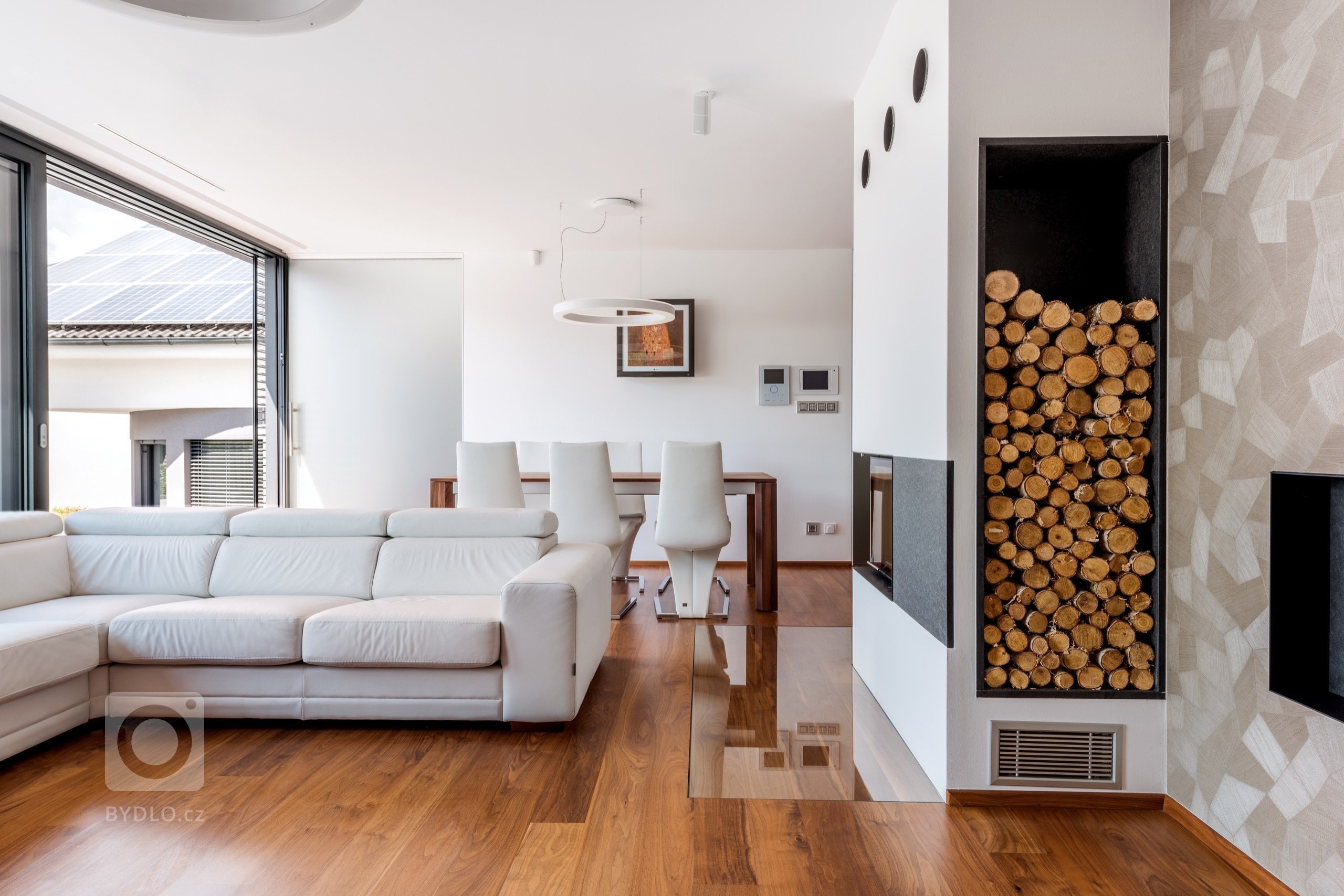 Exclusive / Trendy v plném lesku
Kuchyně, která i ve skutečnosti vypadá jako z nejmodernějšího magazínu. Kombinace bílého laku ve vysokém lesku a kouřového…