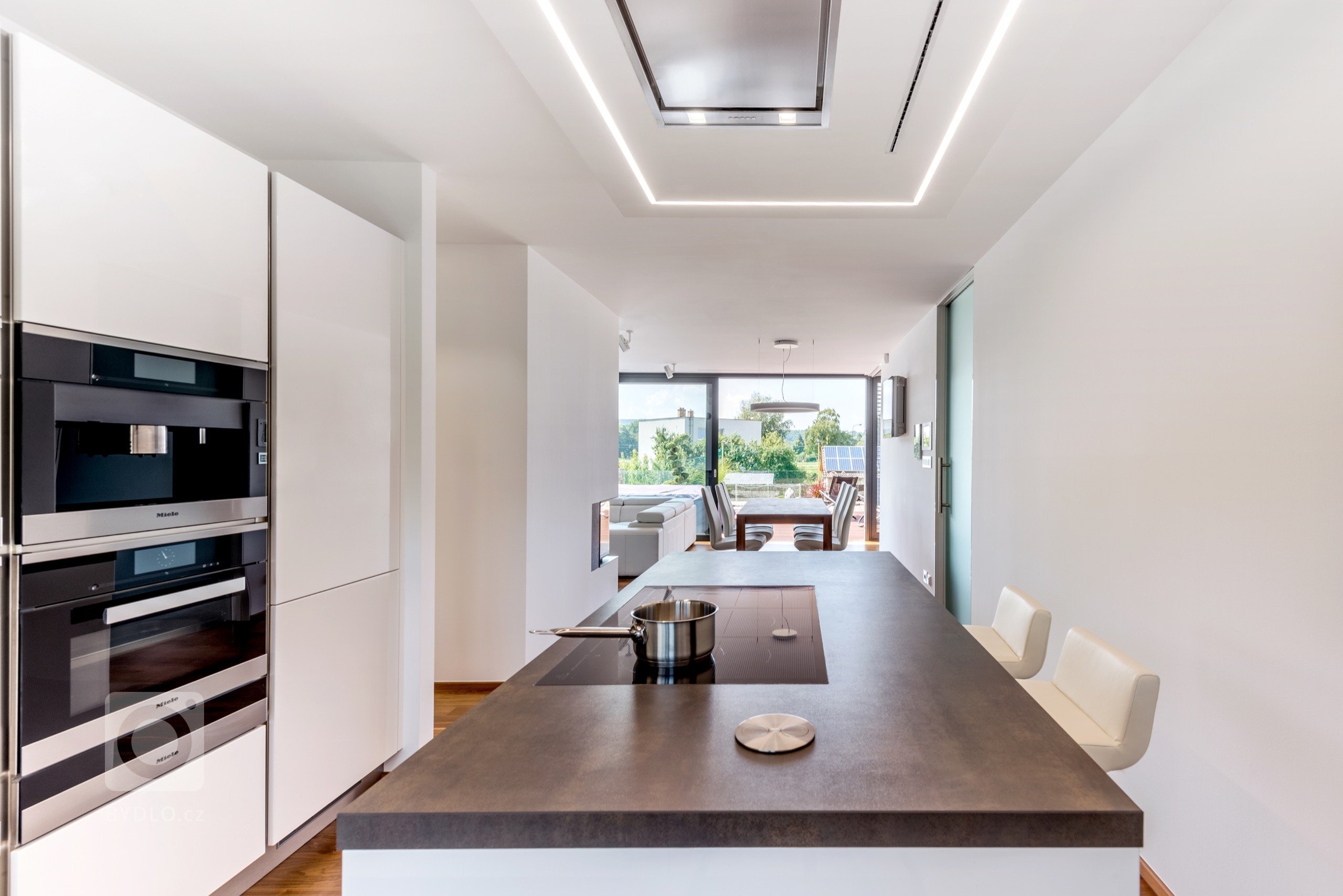 Exclusive / Trendy v plném lesku
Kuchyně, která i ve skutečnosti vypadá jako z nejmodernějšího magazínu. Kombinace bílého laku ve vysokém lesku a kouřového…